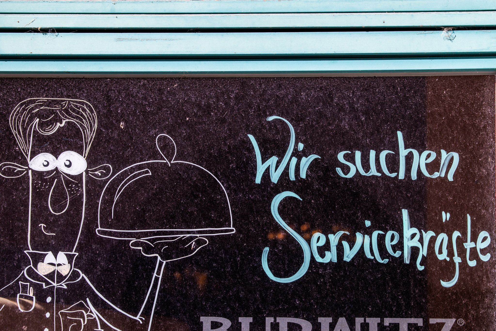 Besonders in der Dienstleistungsbranche wie der Gastronomie ist Personal knapp (Archivbild)