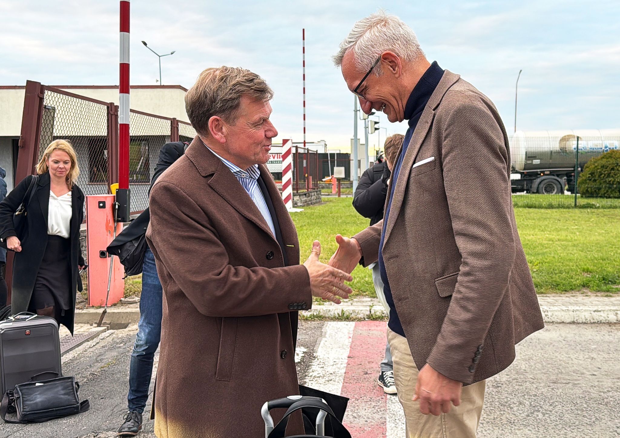 Der neue Außenminister Wadephul (l.) wurde an der Grenze vom deutschen Botschafter in der Ukraine, Martin Jäger, begrüßt.