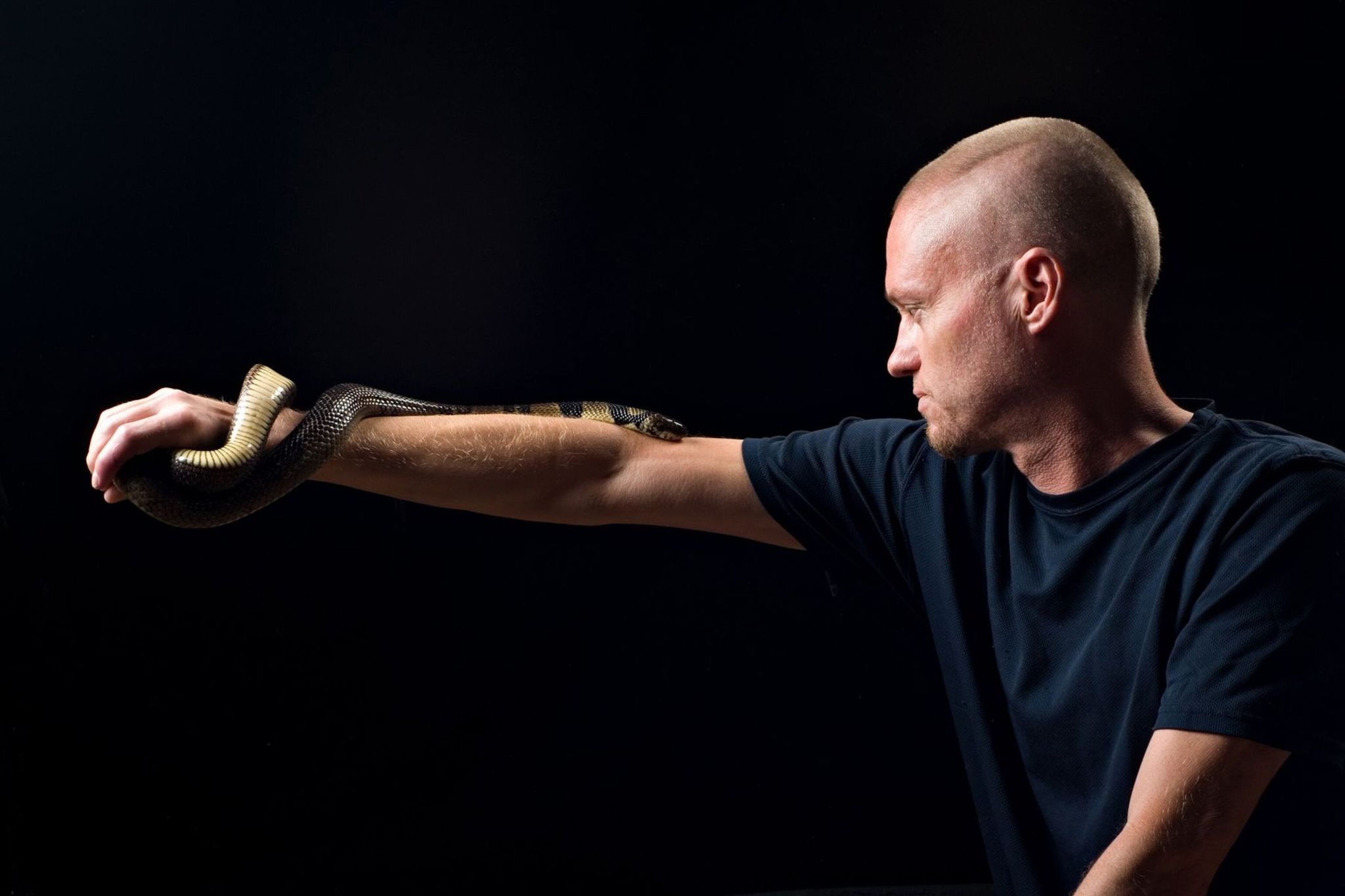 Der von Schlangen begeisterte US-Amerikaner Tim Friede hat sich selbst immer größere Dosierungen von Schlangengiften verabreicht und kann nun einfach so eine Wasserkobra auf dem Arm tragen.