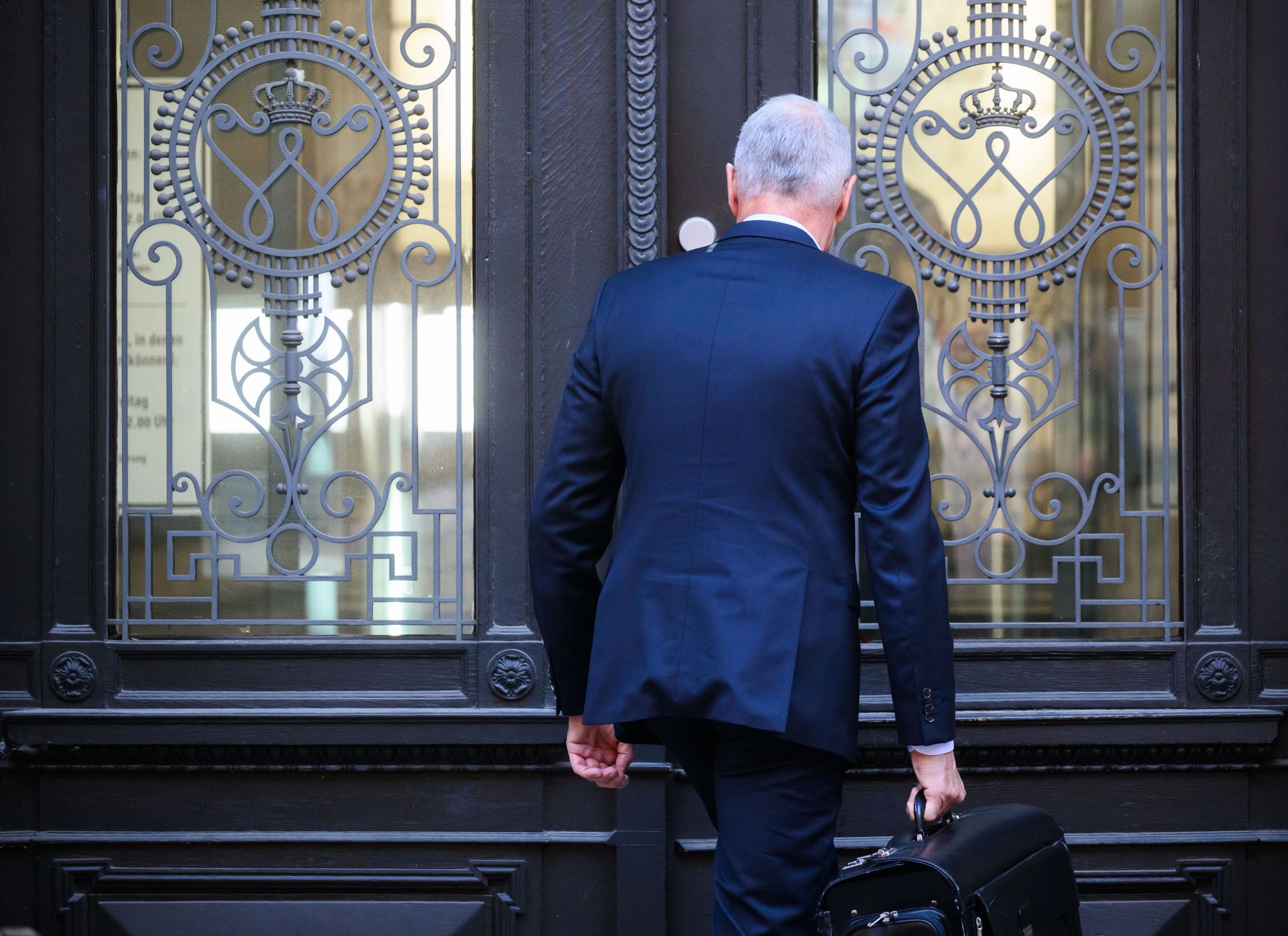 Einer der Angeklagten im Prozess um den VW-Abgasskandal auf dem Weg ins Landgericht Braunschweig.