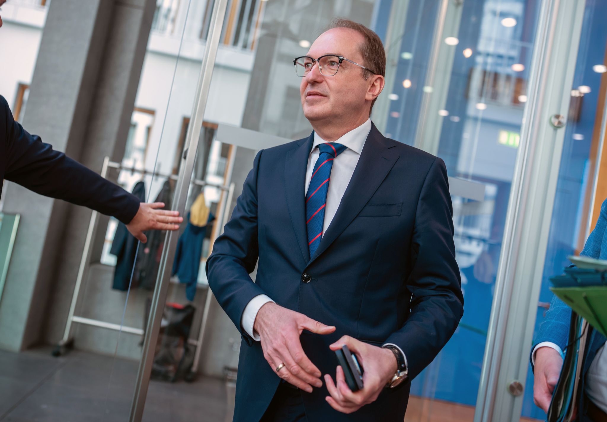 Bei der Vorstellung der Jahresstatistik zur politisch motivierten Kriminalität wurde Bundesinnenminister Alexander Dobrindt (CSU) auch nach der AfD gefragt.