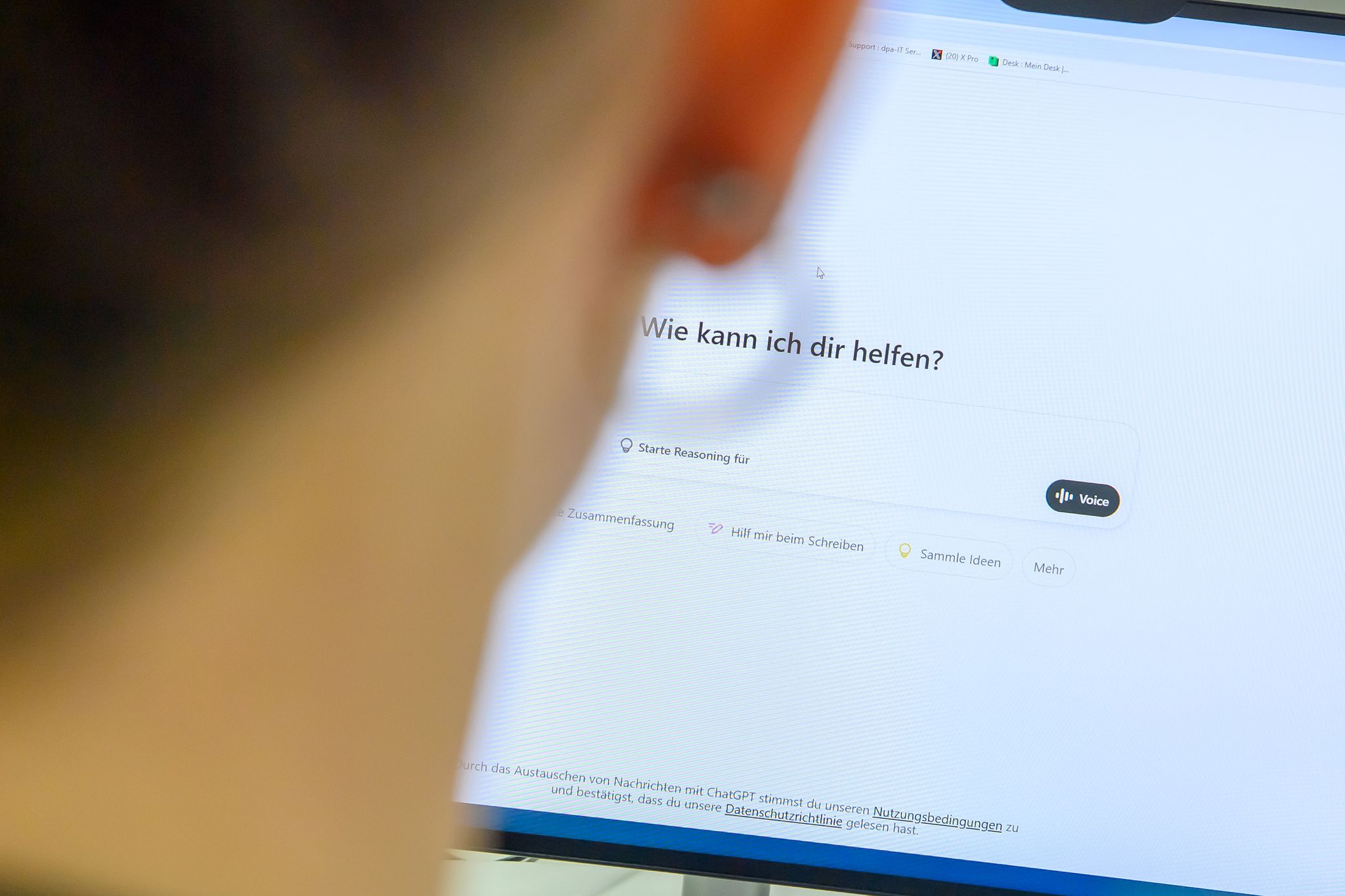 Nur 27 Prozent der Befragten aus Deutschland prüfen KI-generierte Texte, Bilder oder Übersetzungen. (Symbolbild)