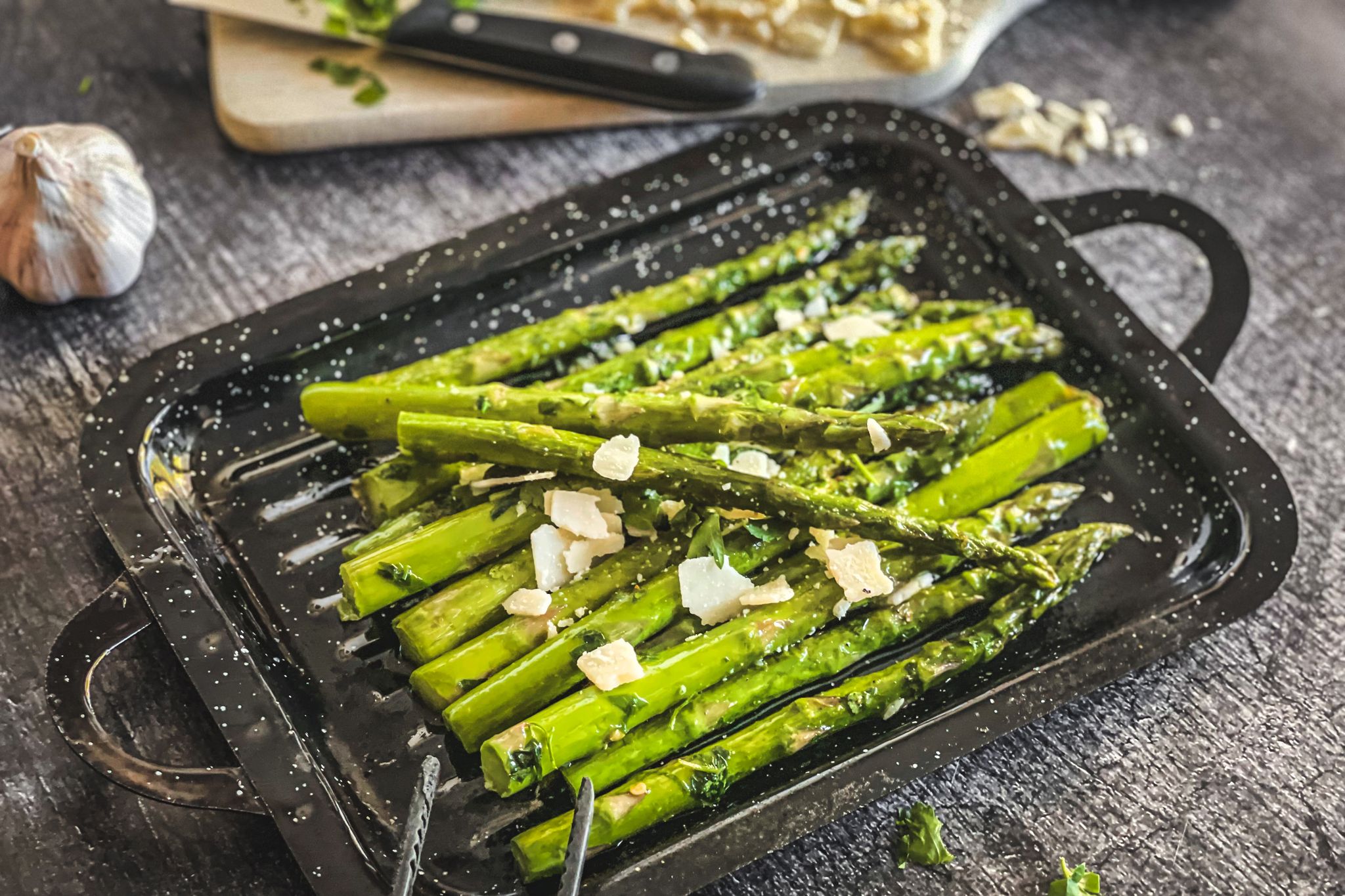 Mit Parmesan, Chiliflocken oder Balsamico-Creme verfeinert, lässt sich der gegrillte grüne Spargel pur, als Beilage oder mit einem leckeren Dip genießen.