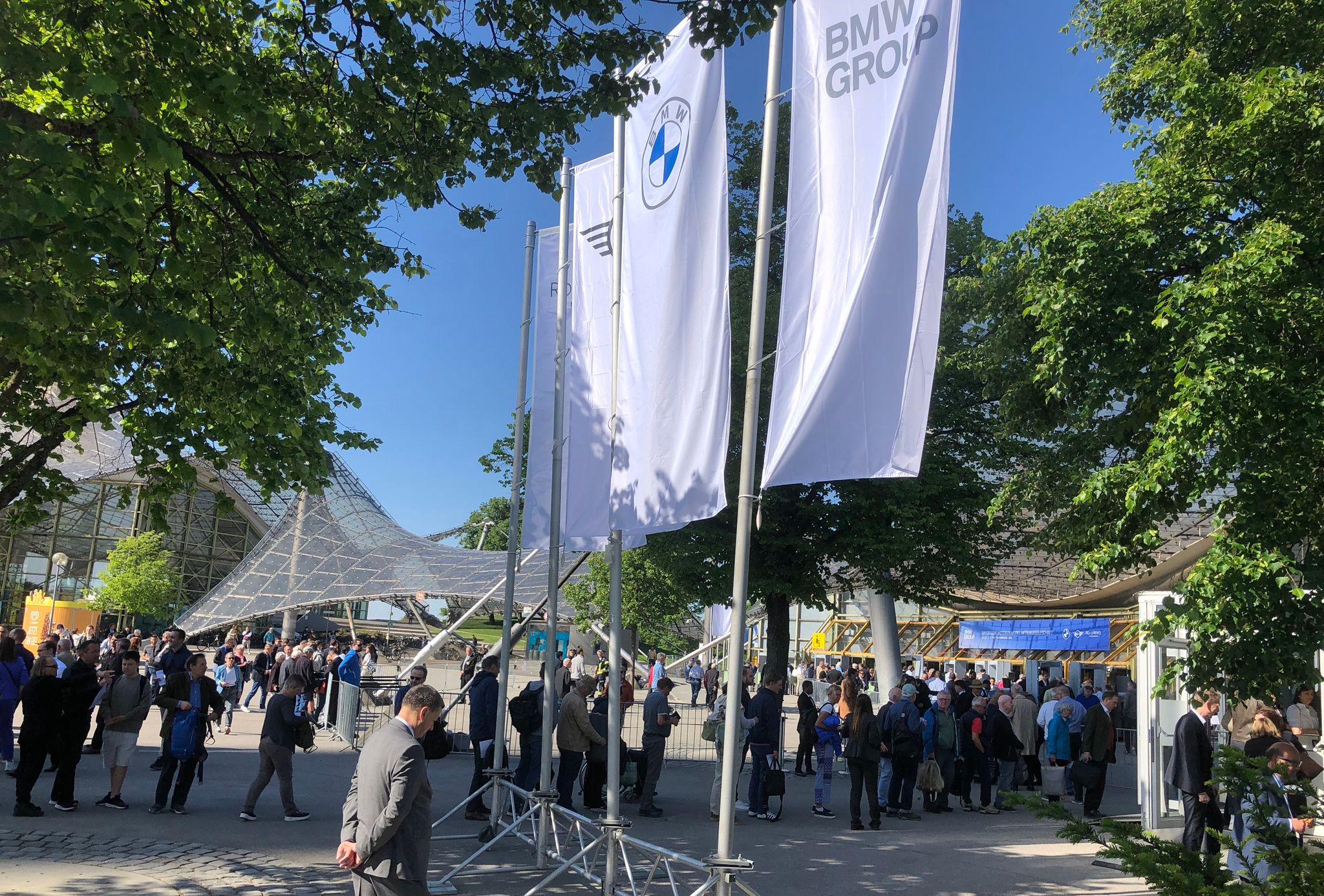 Aktionäre auf dem Weg zur BMW-Hauptversammlung, die zum ersten Mal seit fünf Jahren wieder in Präsenz stattfindet.