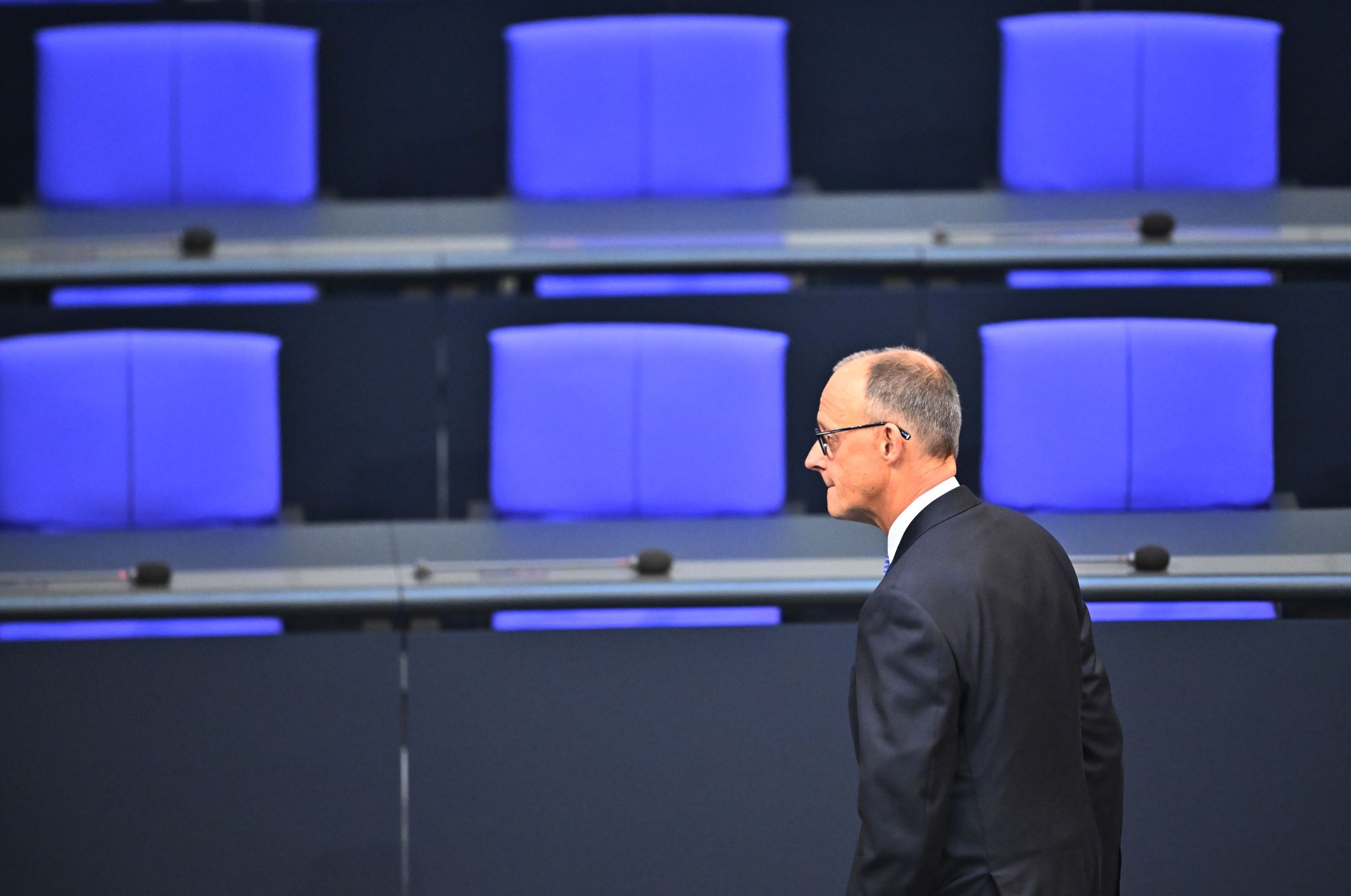 Friedrich Merz ist im ersten Wahlgang nicht zum Bundeskanzler gewählt worden - und der Dax gibt nach.