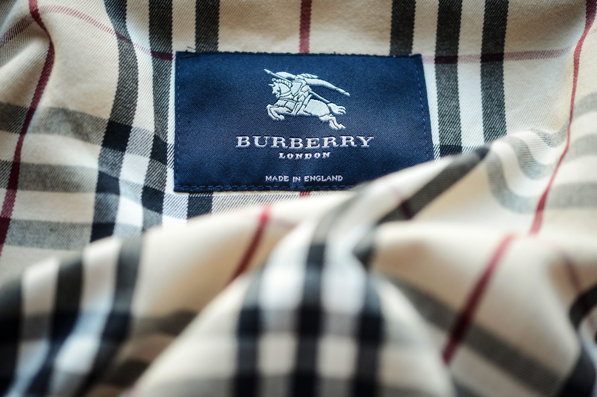 Burberry wurde 1856 in England gegründet und ist unter anderem für seine Trenchcoats, karierten Schals und andere Luxusartikel bekannt. (Archivbild)