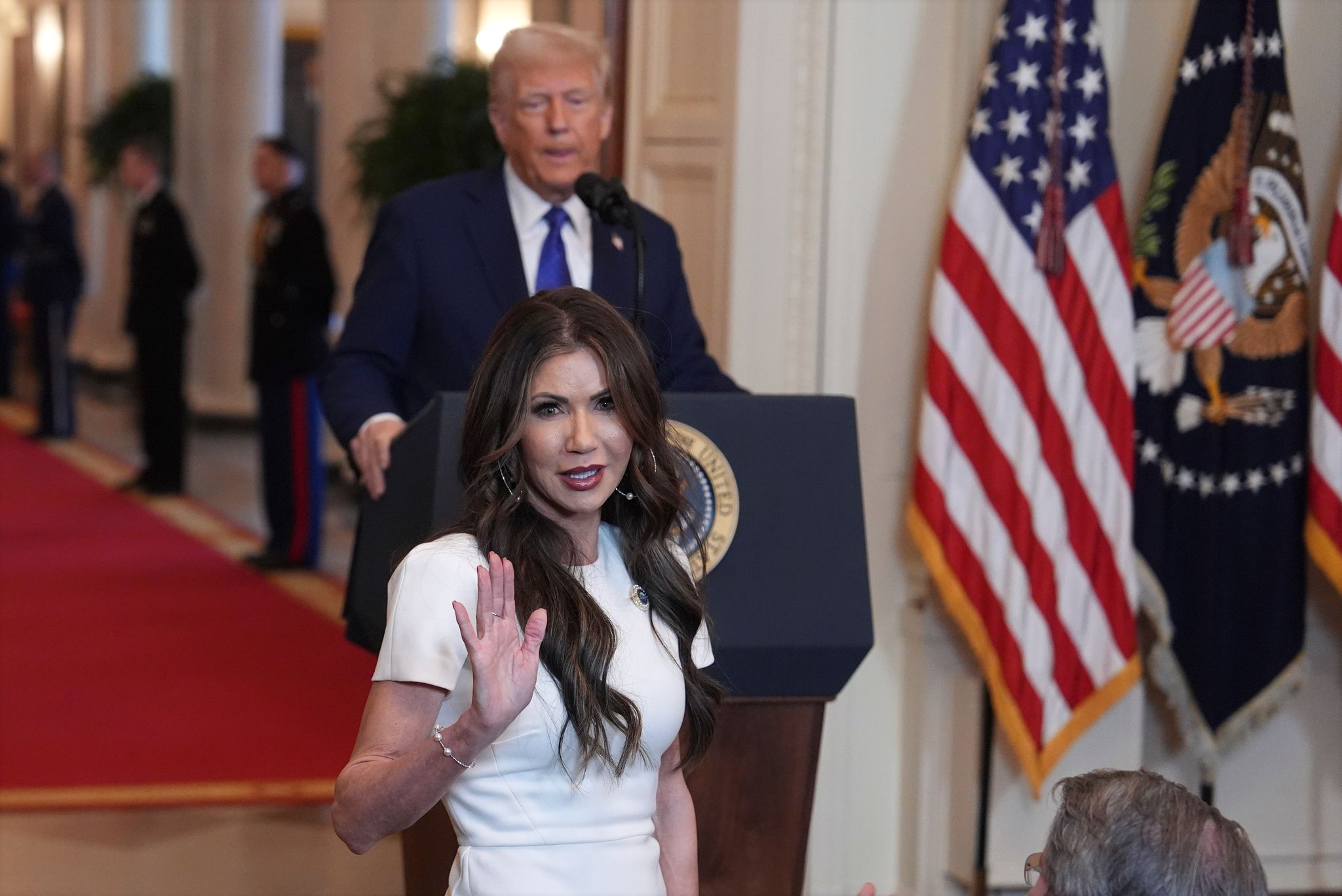 Heimatschutzministerin Noem ist ein typisches Beispiel für den Maga-Look. (Archivbild)