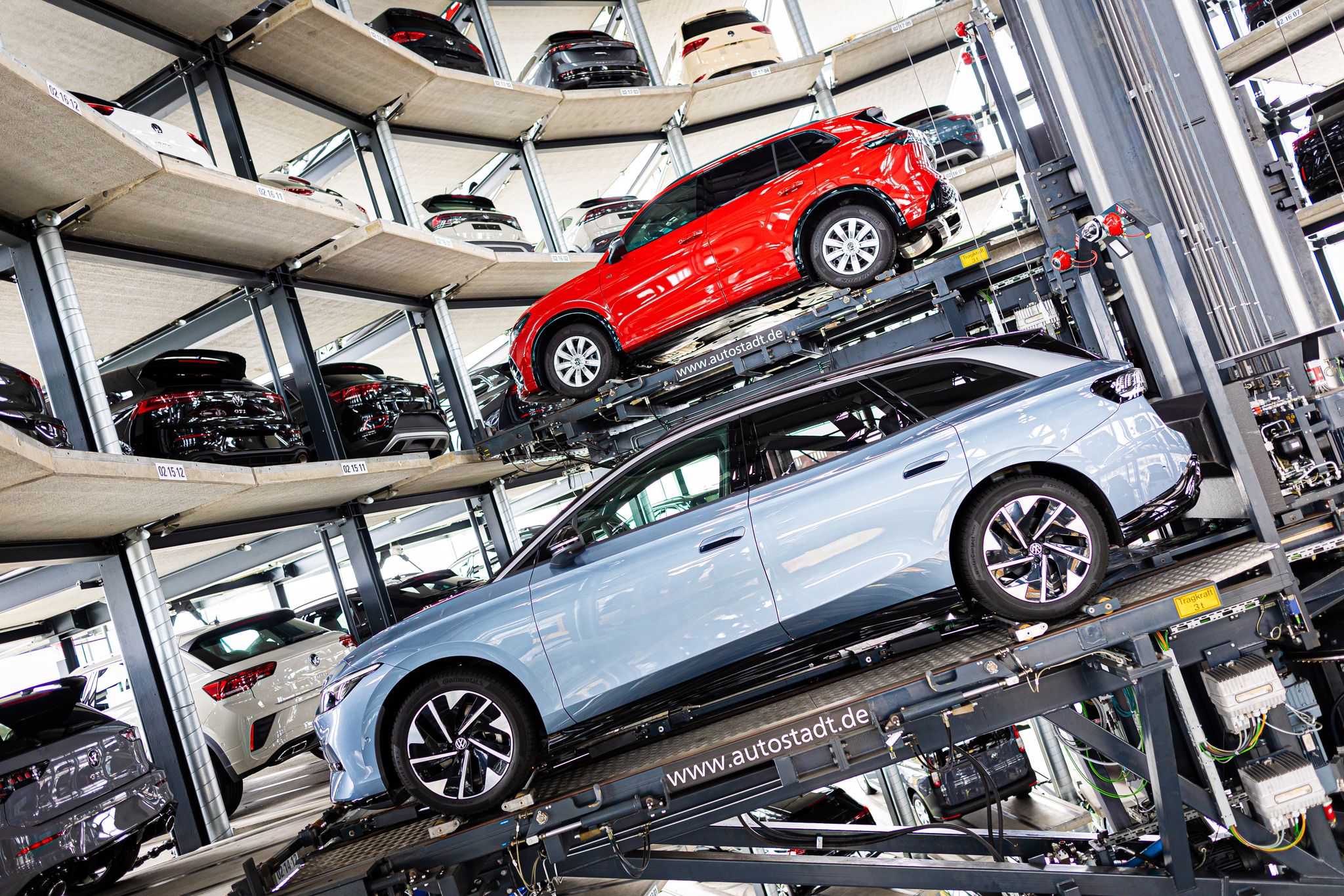 Der ID.7 (vorne) war sowohl im April als auch in den ersten vier Monaten des Jahres die Nummer eins auf dem deutschen Elektroautomarkt. (Archivbild)