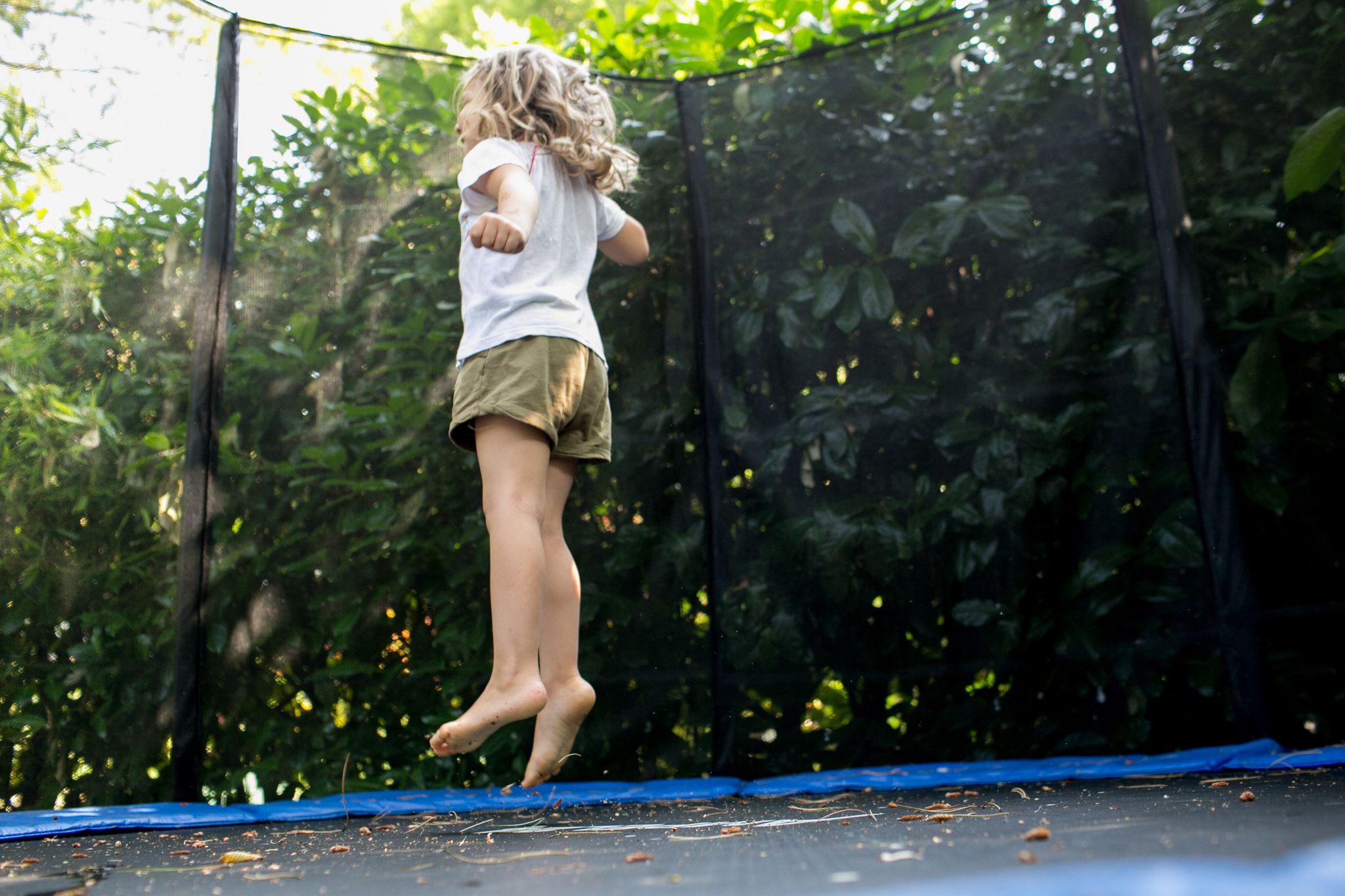 Mehr als ein Spielgerät: Ein Trampolin bringt Bewegung in den Alltag – vorausgesetzt, Sicherheitsabstand und Aufbau stimmen.