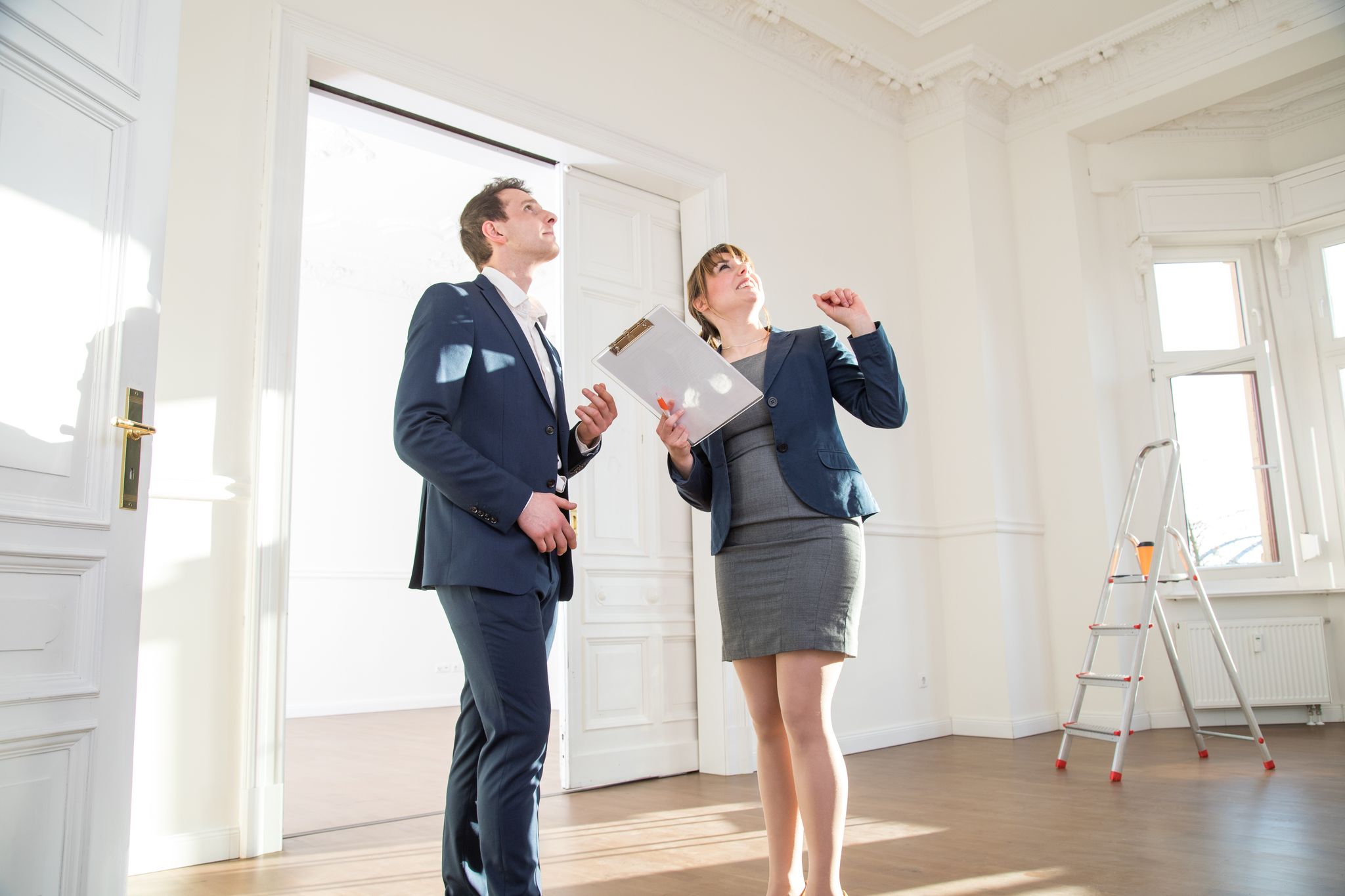 Neben dem Baujahr des Gebäudes und wichtigen Dokumenten ist der Besichtigungstermin vor einem Kauf der Immobilie entscheidend.