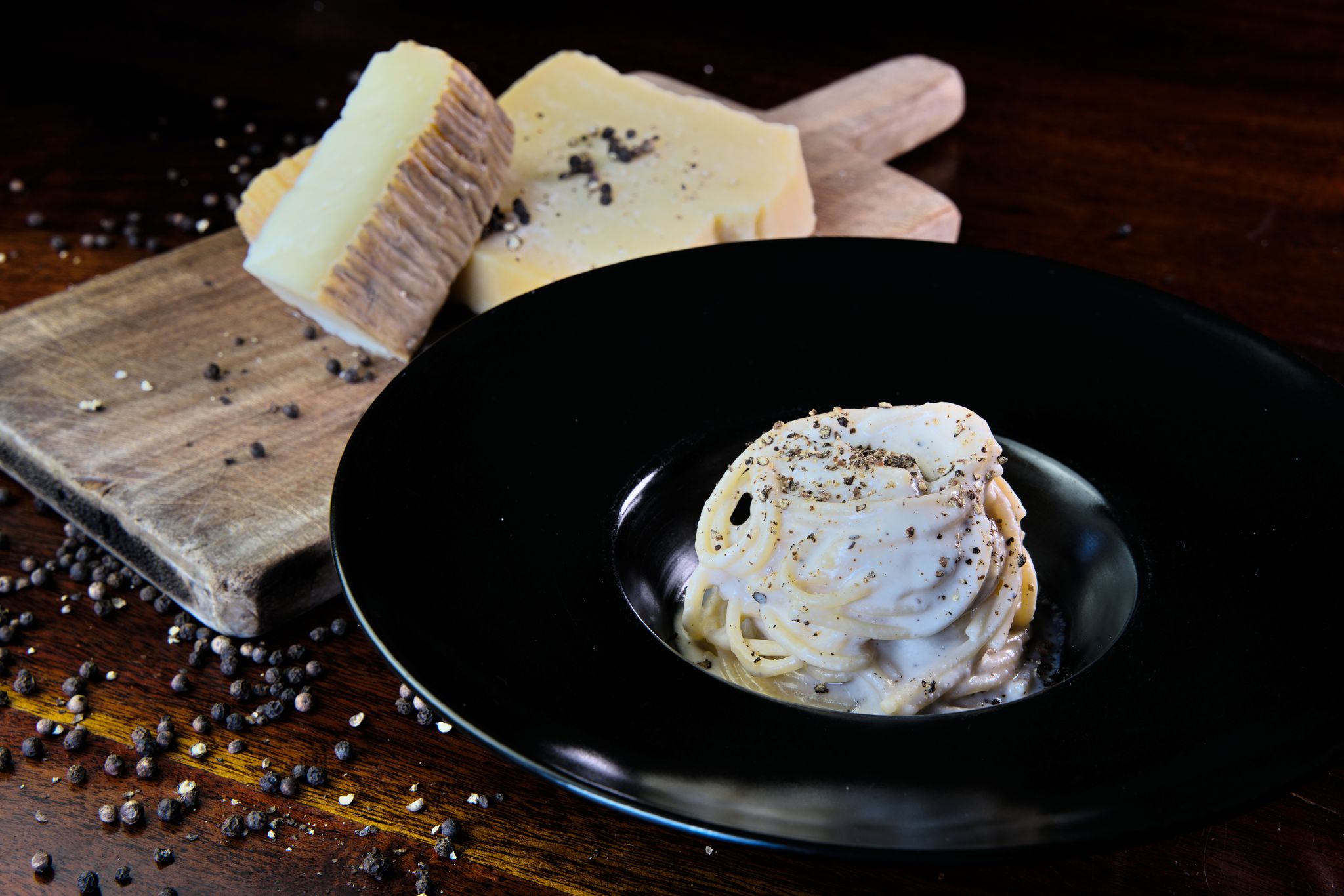 Die größte Hürde bei der Zubereitung des Pastagerichts Cacio e Pepe ist das Verklumpen des Käses. Ein Forschungsteam hat nun eine Methode entwickelt, um das zu verhindern.