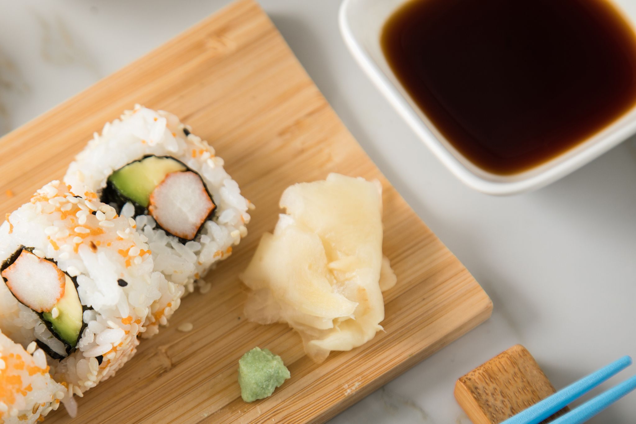 Gari ist in dünne Scheiben geschnittener, süßsauer eingelegter Ingwer. Mit nur wenigen anderen Zutaten kann man Ingwer auf japanische Art leicht selbst zubereiten.