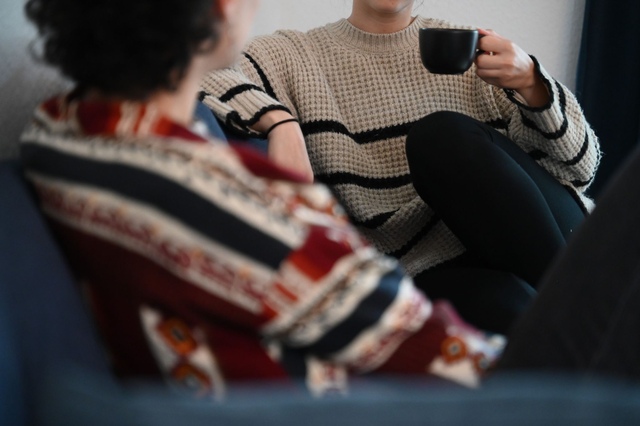 Einfach da sein: Trauernde brauchen keine perfekten Worte – oft genügt ein stilles, mitfühlendes Dasein.