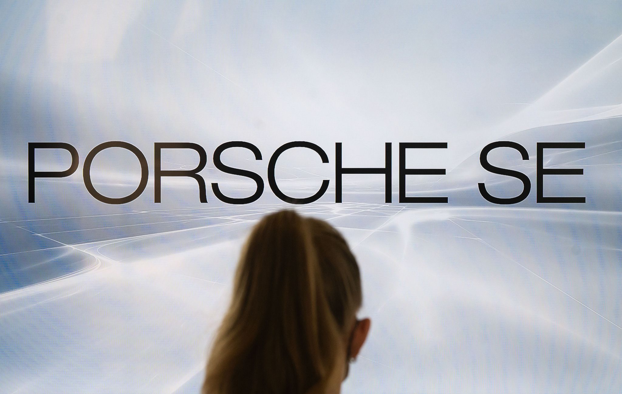 Die VW-Dachgesellschaft Porsche SE ist mit einem Milliardenverlust ins Jahr gestartet. (Archivbild)