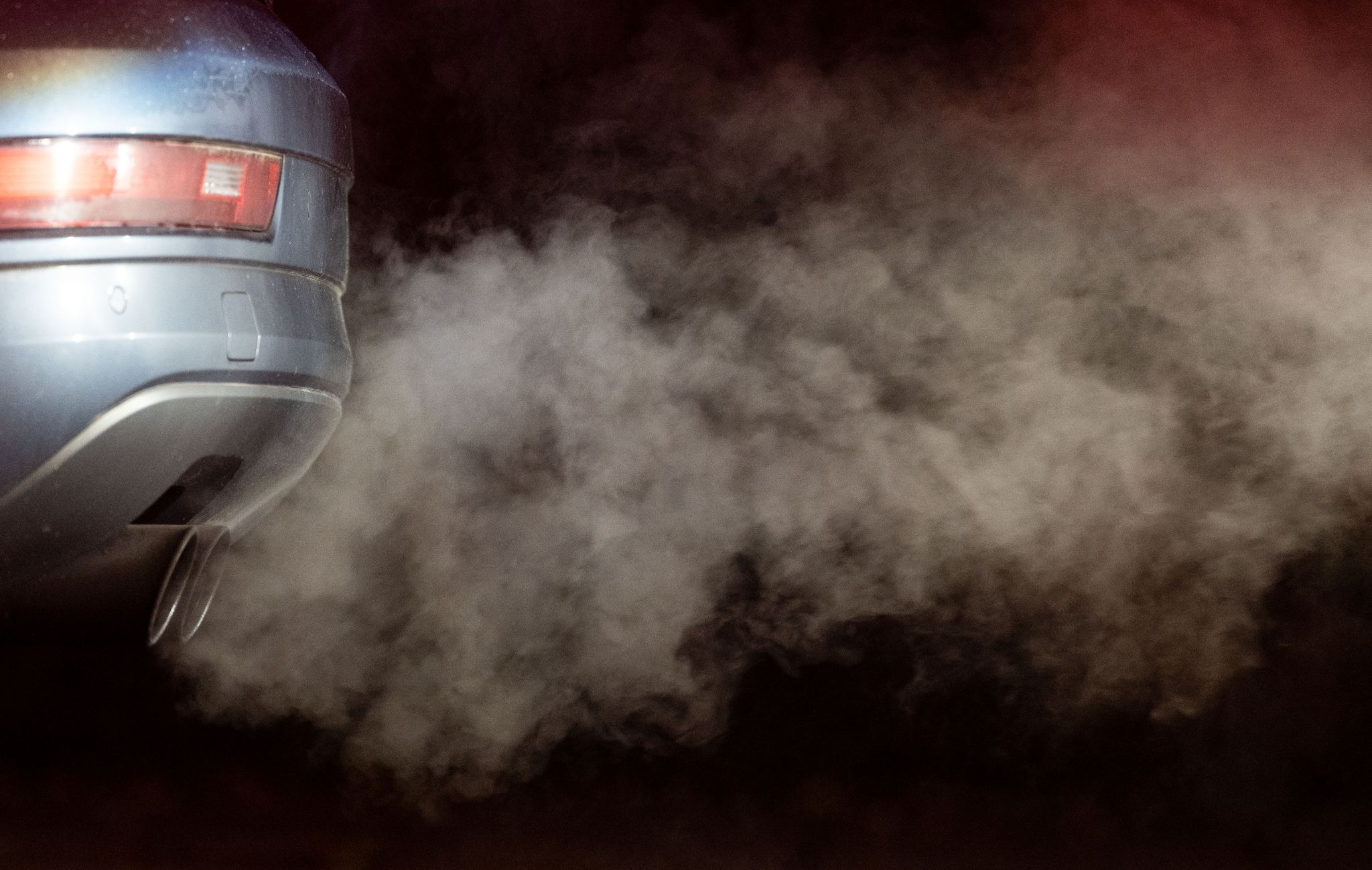 Für zu viel ausgestoßenes CO2 müssen die Autohersteller in der EU Strafe zahlen. Doch die Regeln werden gelockert. (Archivfoto)