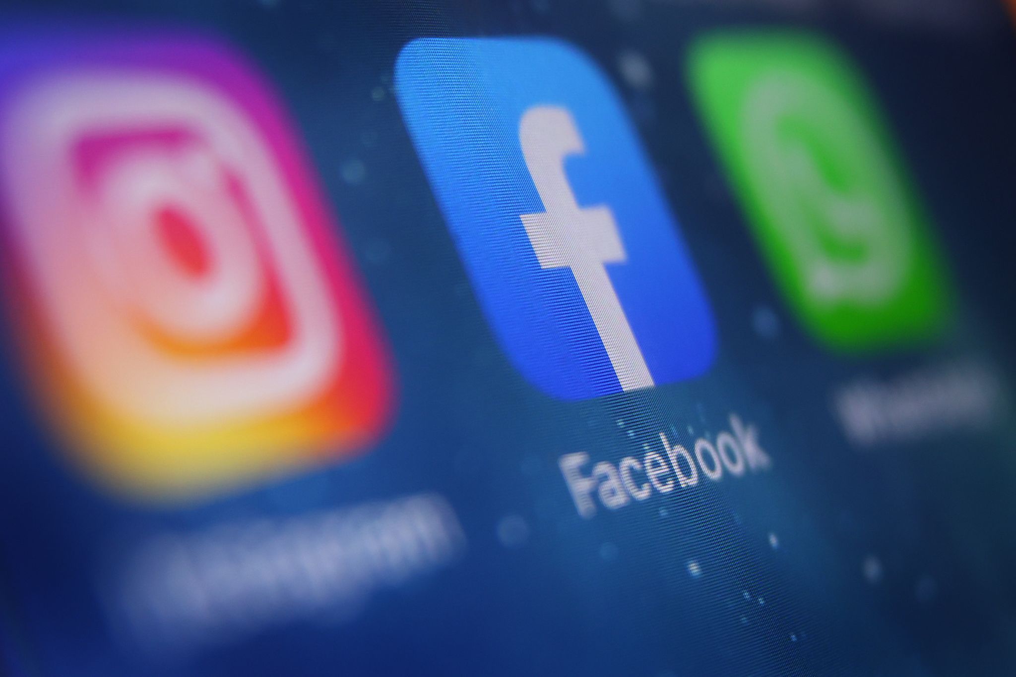Meta will seine KI-Software Meta AI durch Nutzerdaten aus Instagram und Facebook trainieren. Verbraucherschützer sehen einen Verstoß gegen Datenschutzrecht und sind jetzt vor Gericht gezogen. (Symbolbild)