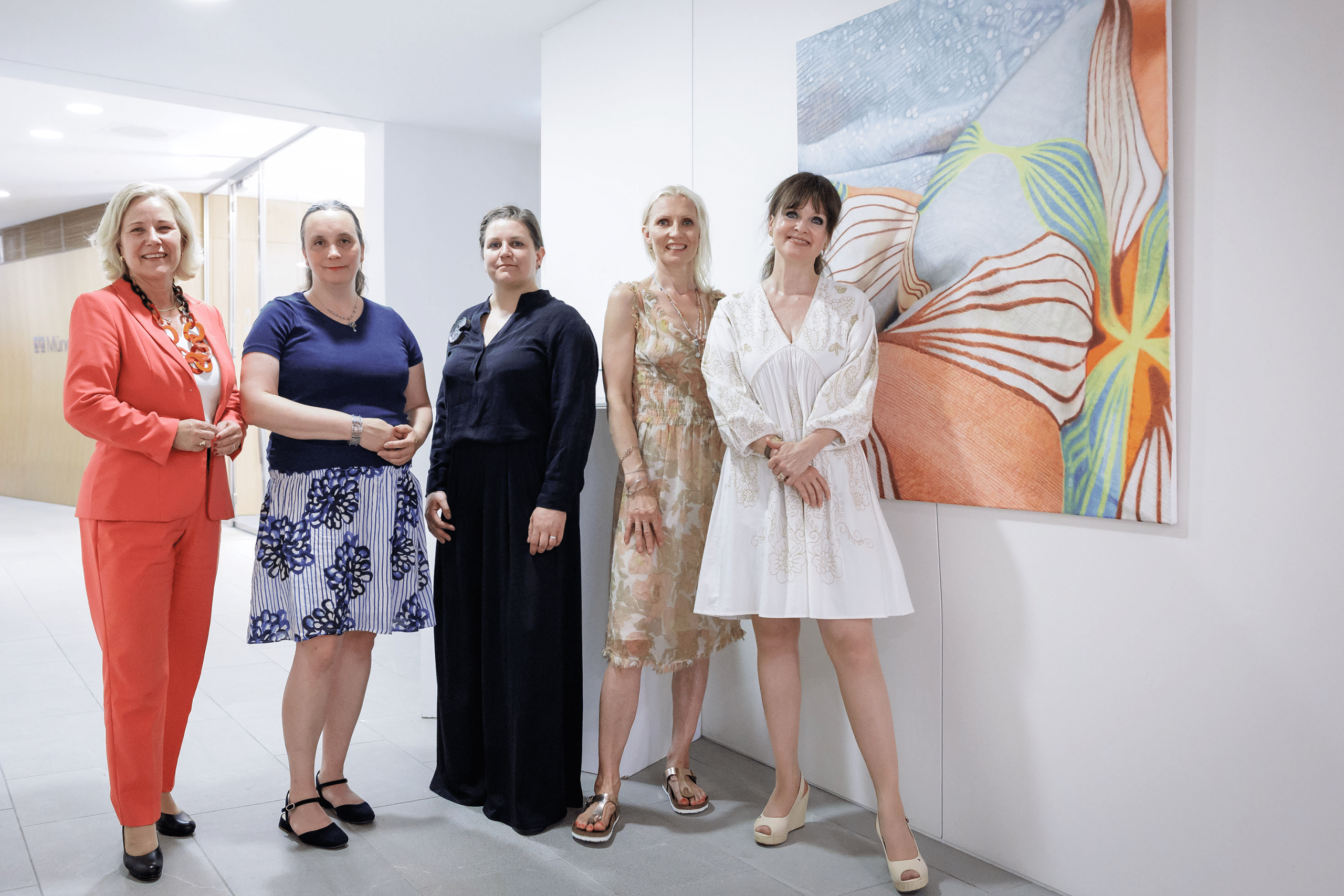 von links nach rechts: Sandra Bindler, Nicola Hanke, Suvi Tupola, Mia Maljojoki, Sonja Lechner vor einem Werk von Nicola Hanke