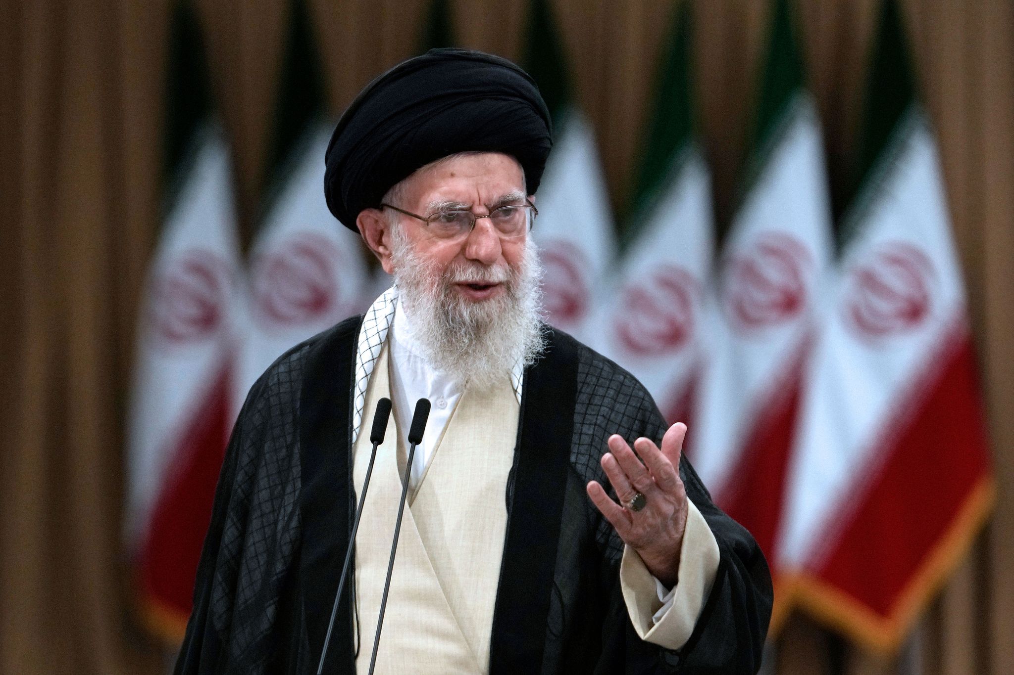 Irans Staatsoberhaupt Ajatollah Ali Chamenei droht Israel als Reaktion auf den nächtlichen Großangriff mit Vergeltung