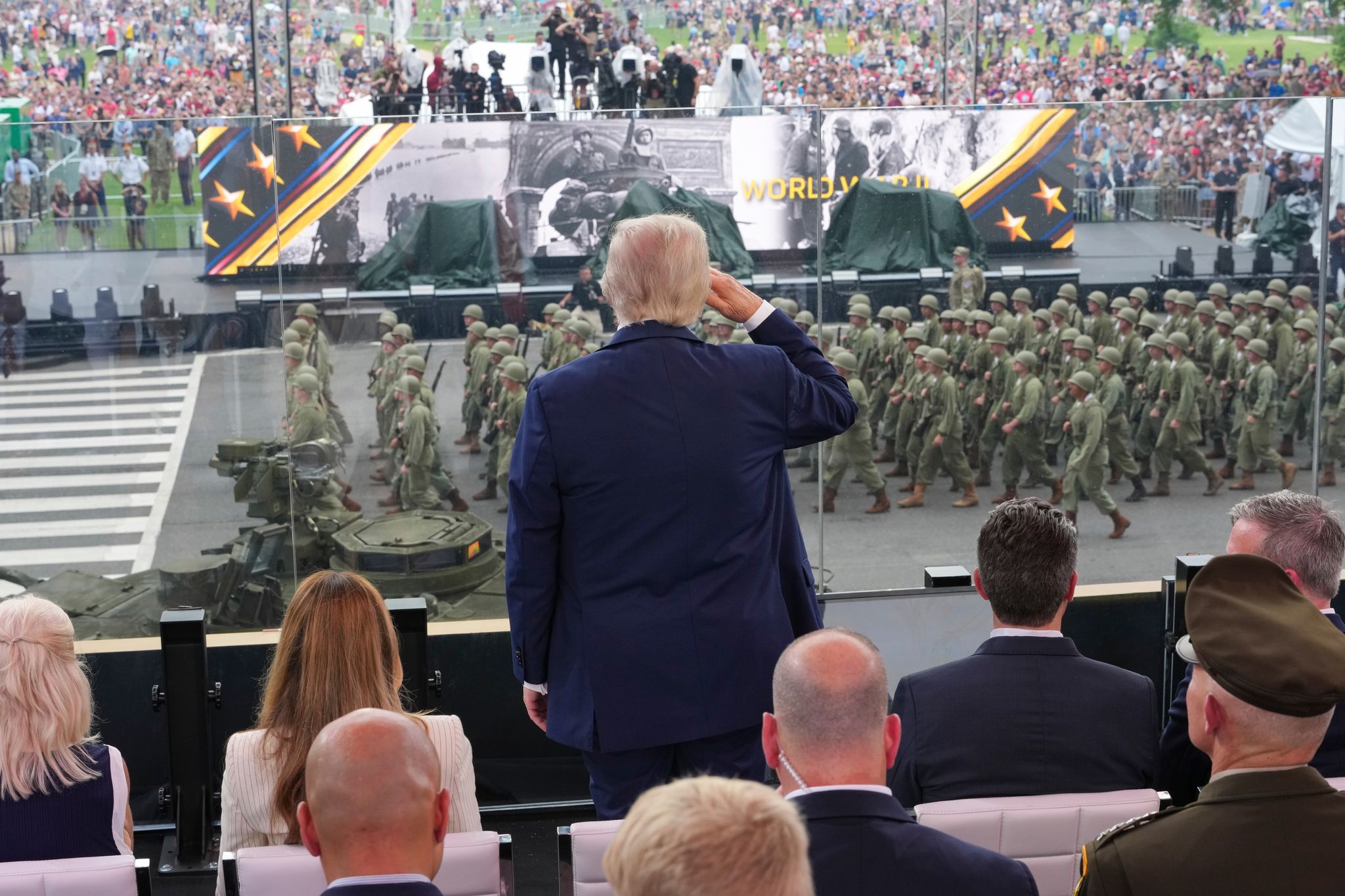 Trump schaut sich an seinem Geburtstag die Militärparade an.