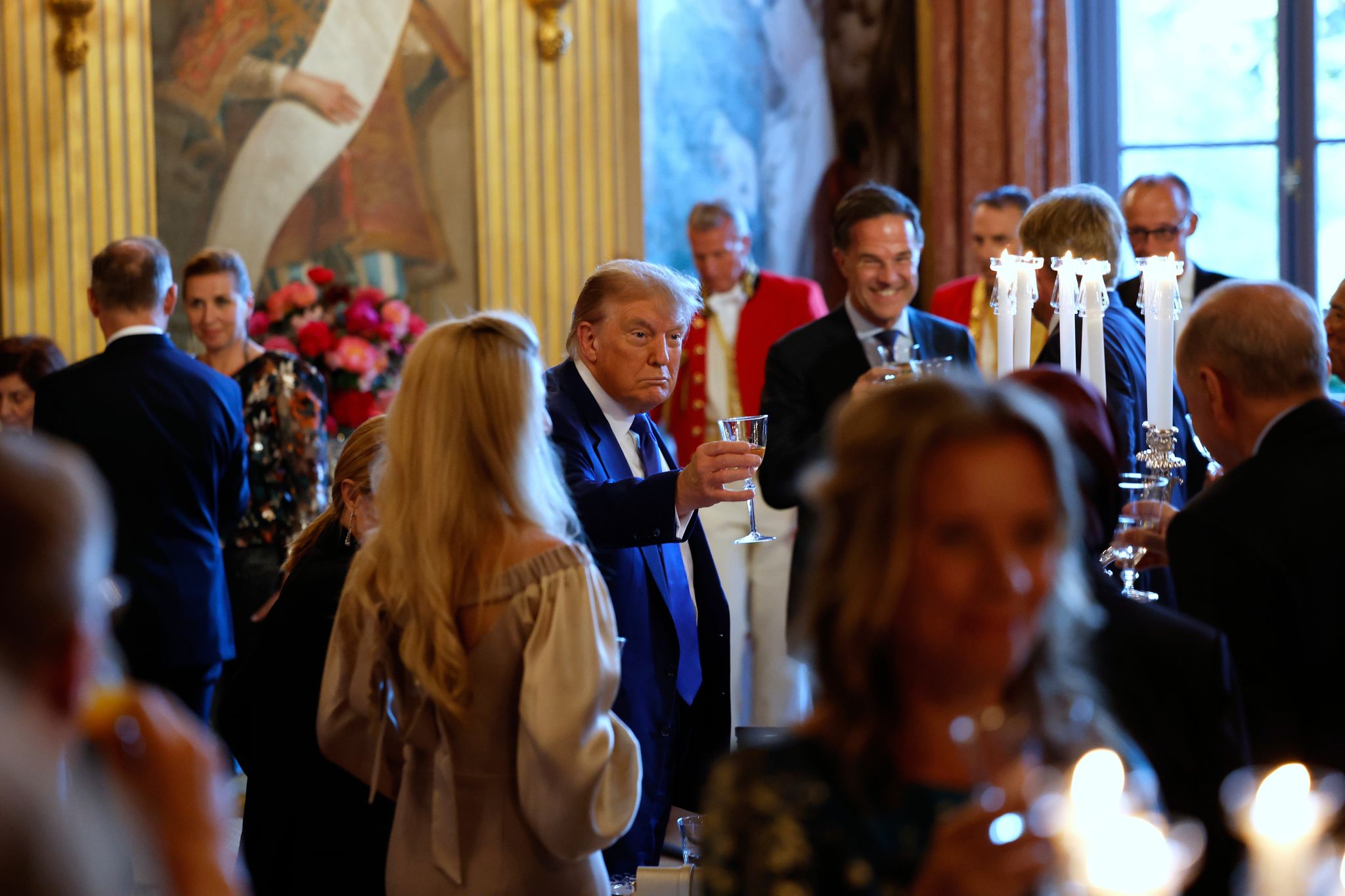 Könnte über das Schicksal der Nato entscheiden: US-Präsident Donald Trump saß beim Dinner neben König Willem-Alexander.