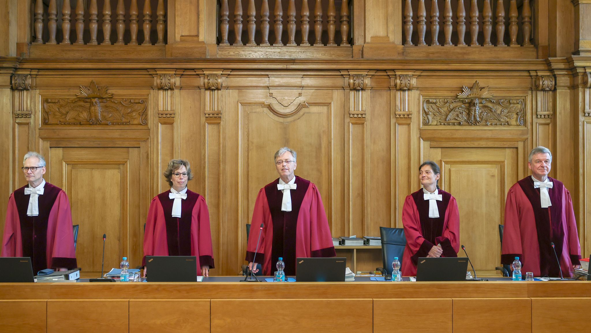 Der 6. Senat mit dem Vorsitzenden Richter Ingo Kraft (M) bei der Verhandlung des Bundesverwaltungsgerichts. (Archivbild)