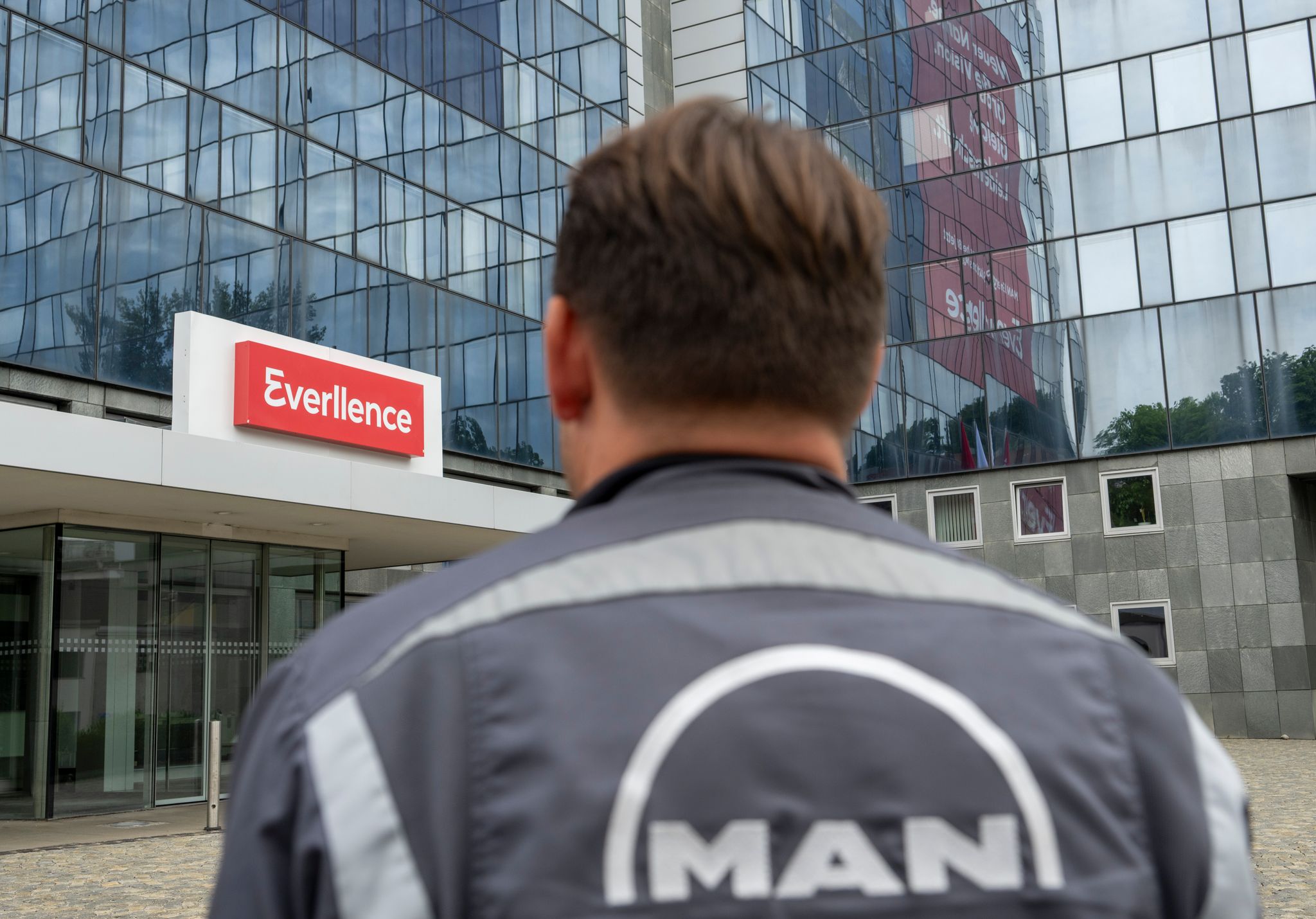 Mitarbeiter haben auf ihren Overalls noch das alte Logo von MAN, aber das Augsburger Traditionsunternehmen heißt nun Everllence.