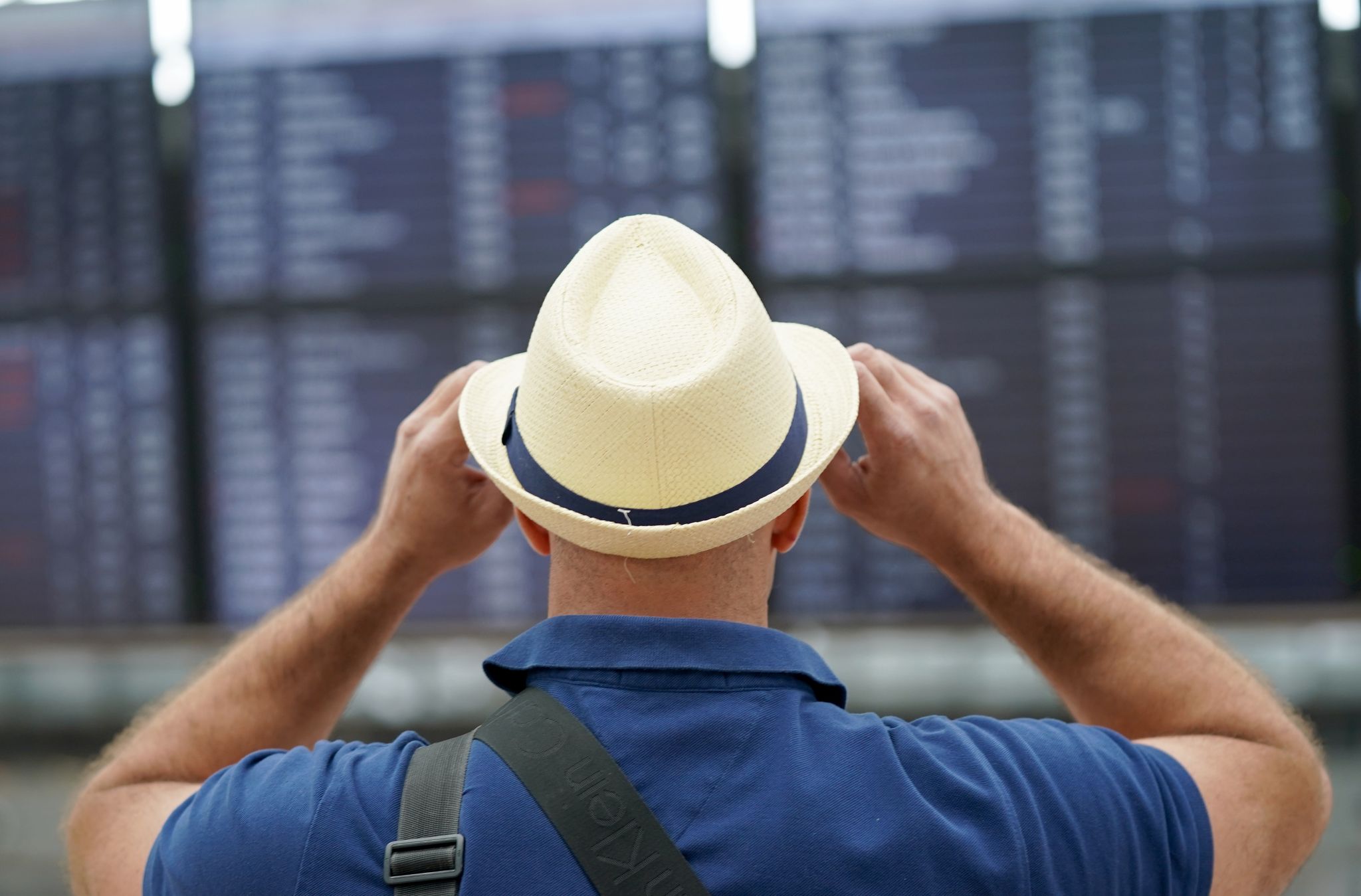 Wer ganz flexibel ist, kann an den Flughafen fahren und dort eine Reise buchen, die Stunden später losgeht. Veranstalter nennen das «Super-Last-Minute».