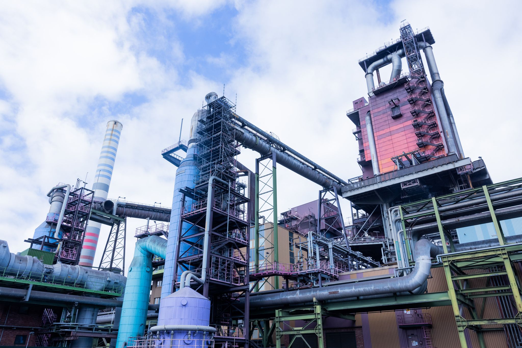 Bei Thyssenkrupp Steel in Duisburg soll eine neue Direktreduktionsanlage die Hochöfen 8 und 9 ersetzen. Die neue Anlage ist bereits in Bau. (Archivbild)