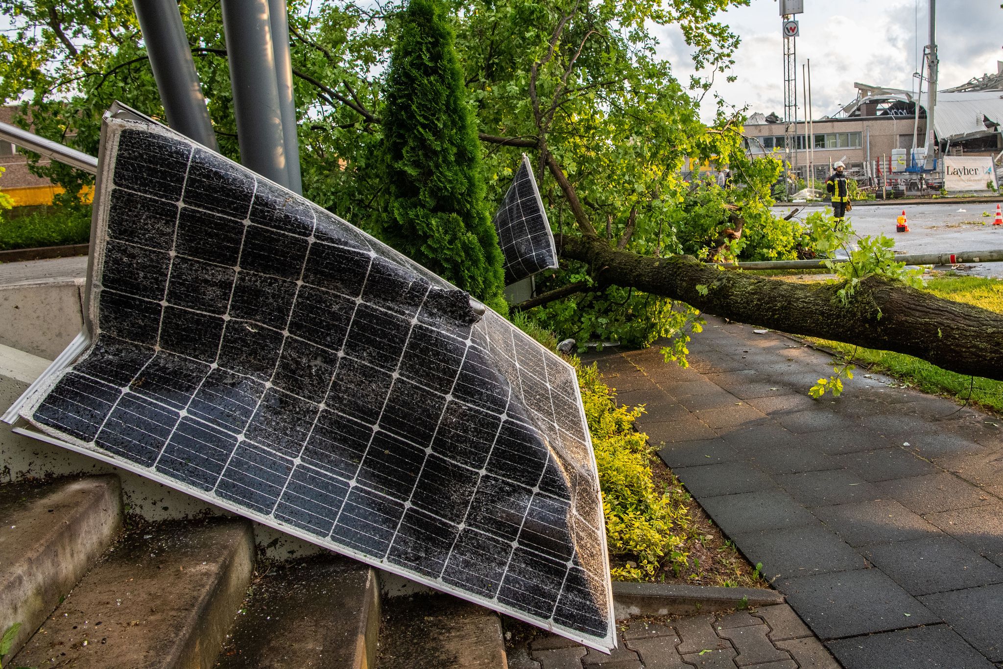 Sturmschäden und Co.: Wenn die Solaranlage selbst in Mitleidenschaft gezogen wird, springt in der Regel die Hausratversicherung ein.