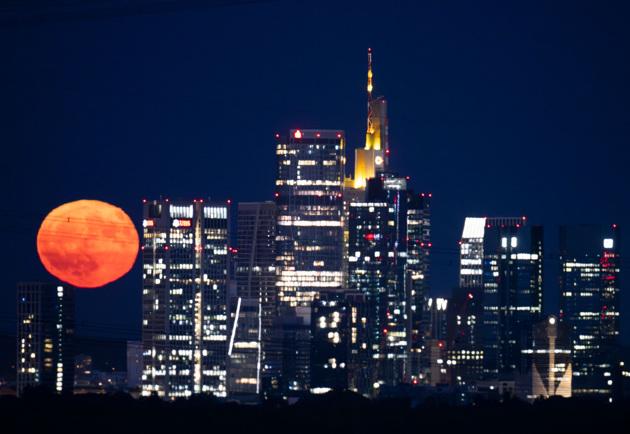 In Frankfurt reihte sich der Erdbeermond in die Skyline ein.