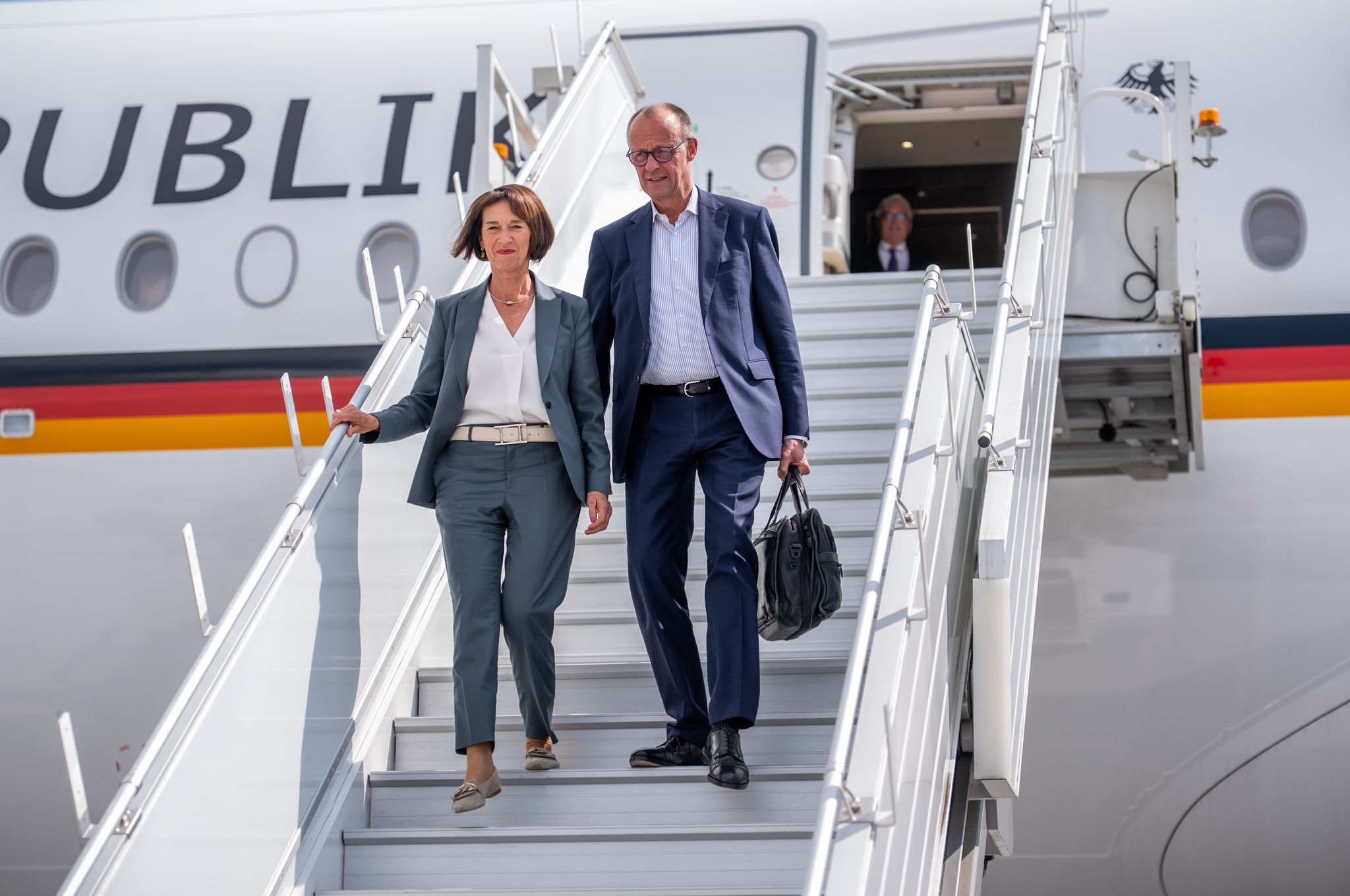 Ankunft in Kanada: Kanzler Friedrich Merz kommt in Begleitung seiner Frau Charlotte zum G7-Gipfel