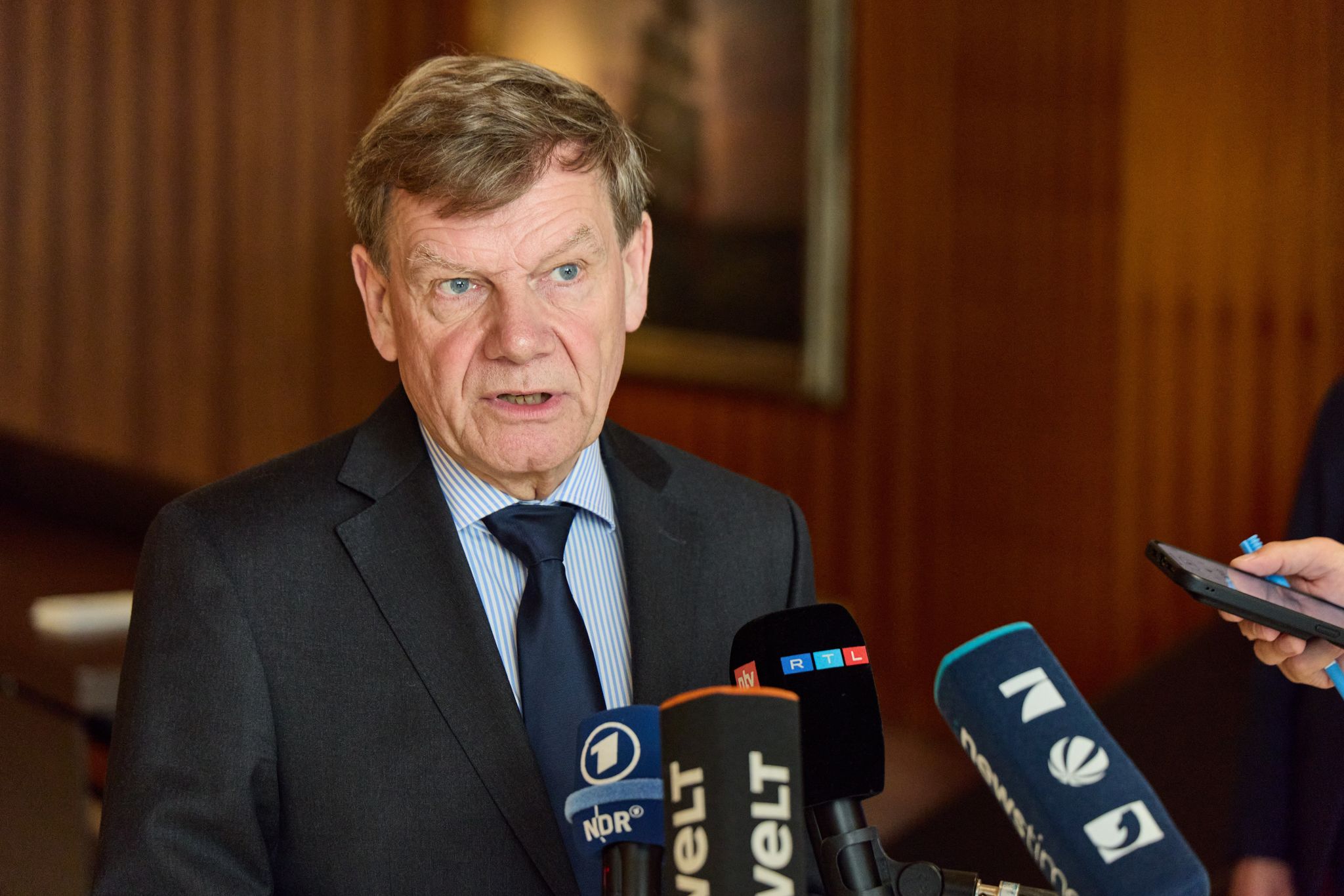 Außenminister Johann Wadephul (CDU) will mitten im Krieg zwischen Israel und Iran gemeinsam mit seinen Kollegen aus Frankreich und Großbritannien in Genf bei einem Gespräch mit dem iranischen Außenminister ausloten, ob neue Verhandlungen mit dem Iran über dessen Atomprogramm sinnvoll sein könnten.