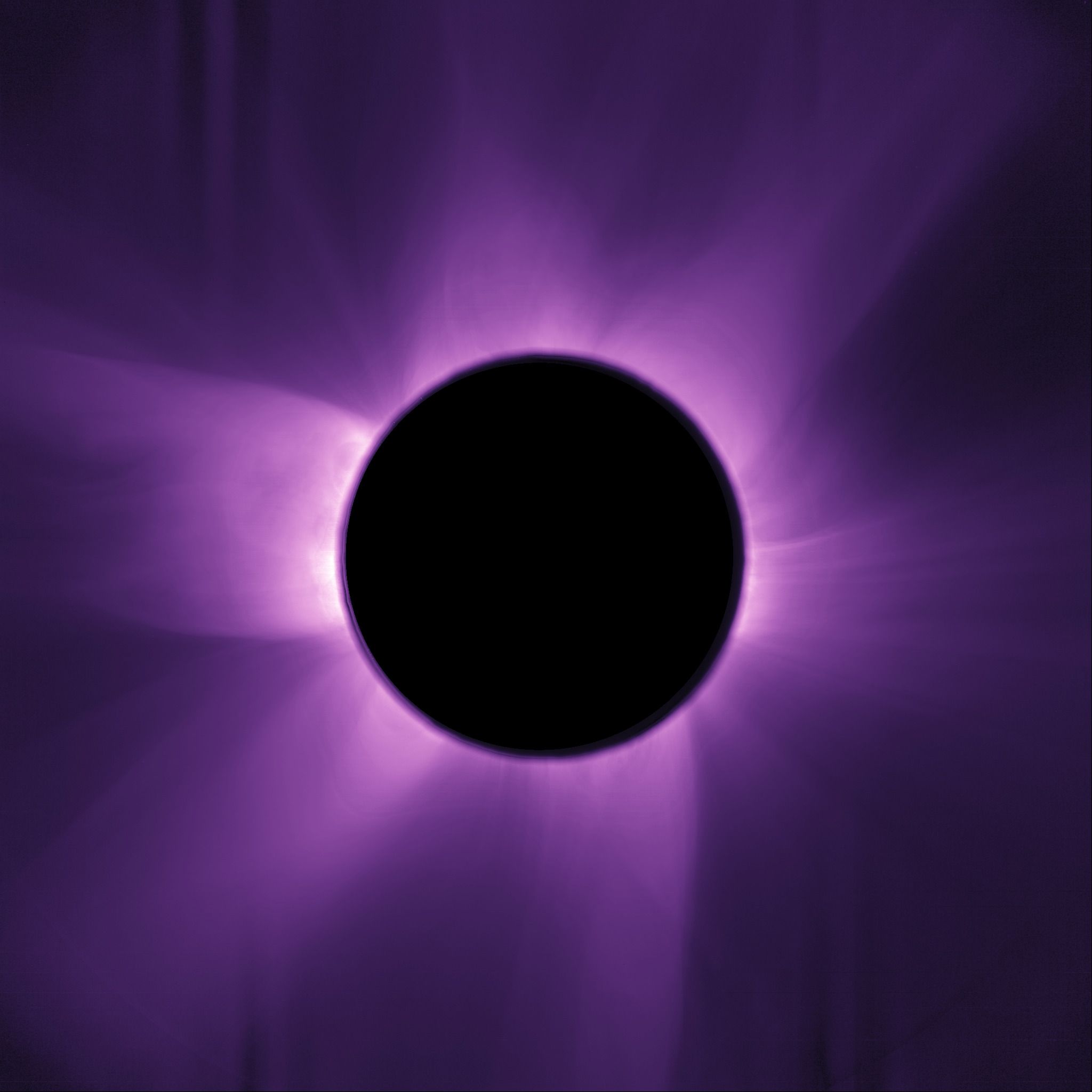 Auf diesem Foto ist die künstlich eingefärbte, innere Sonnenkorona zu sehen.
