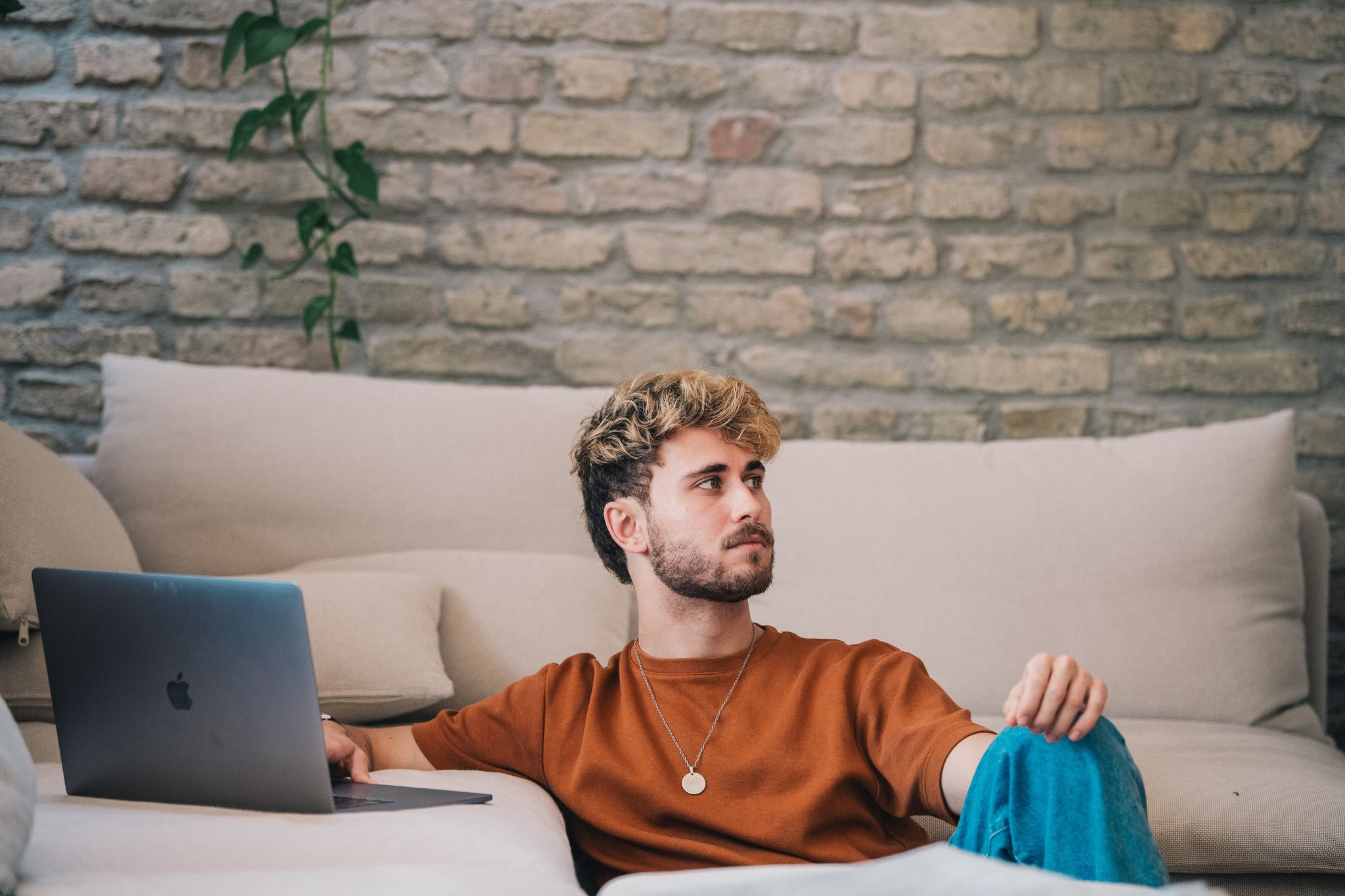 Hier erreichen uns halbseidene Coaching-Angebote, Trainings und Gurus besonders gerne: am Rechner, im Netz.