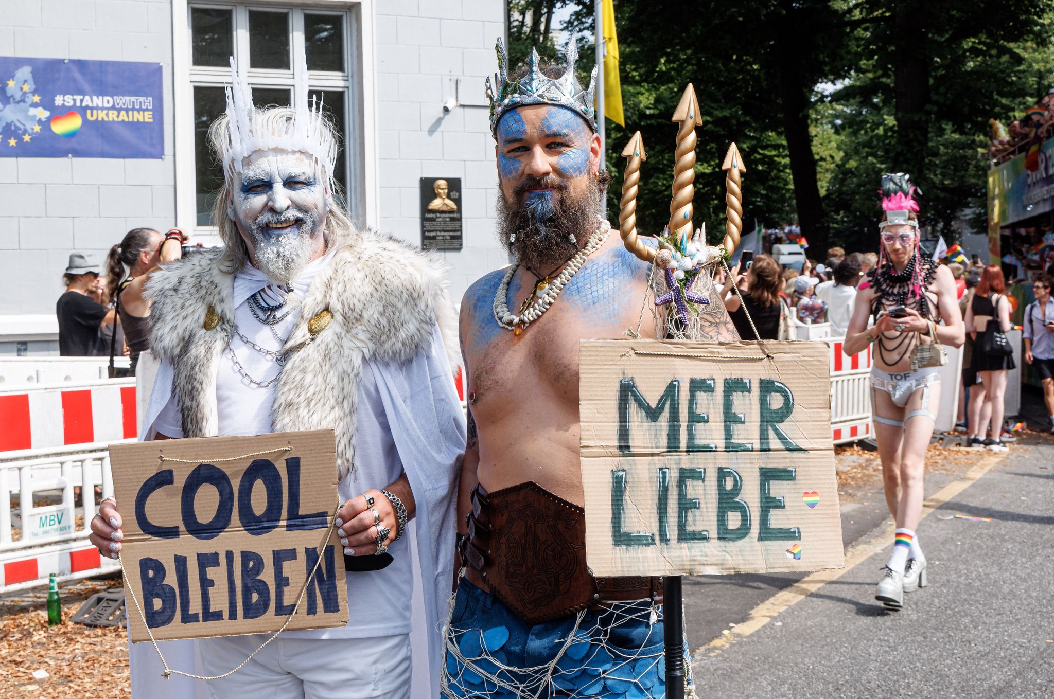 Cool bleiben: Der Appell eines Teilnehmers an einem Christopher Street Day (CSD) in Hamburg. (Illustration)