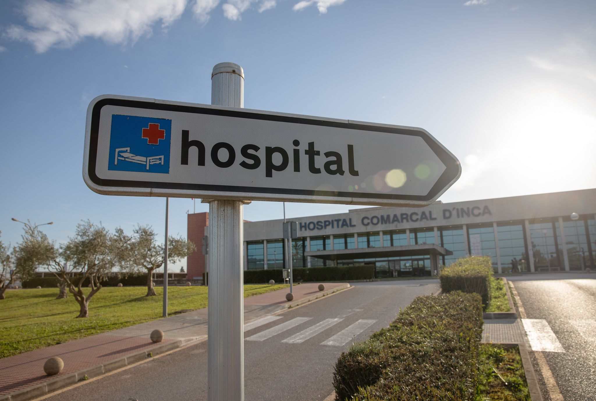 Krankenhausaufenthalte im Ausland können kostspielig werden. Eine Reisekrankenversicherung schützt vor hohen finanziellen Risiken.