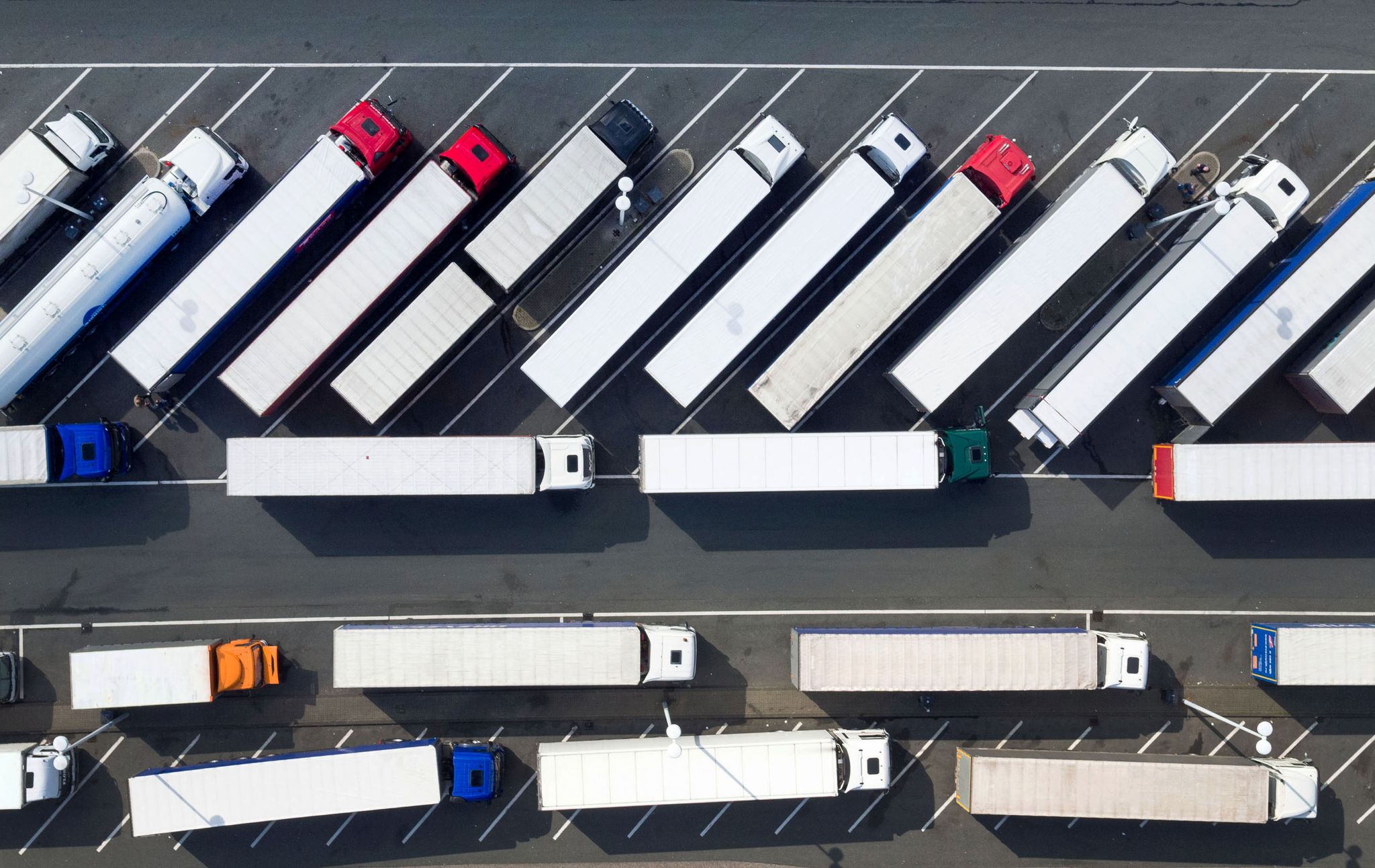 Wer als Lkw-Fahrer oder -Fahrerin einen Parkplatz sucht, ist oft gezwungen, an ungeeigneten Stellen zu halten. (Symbolbild)