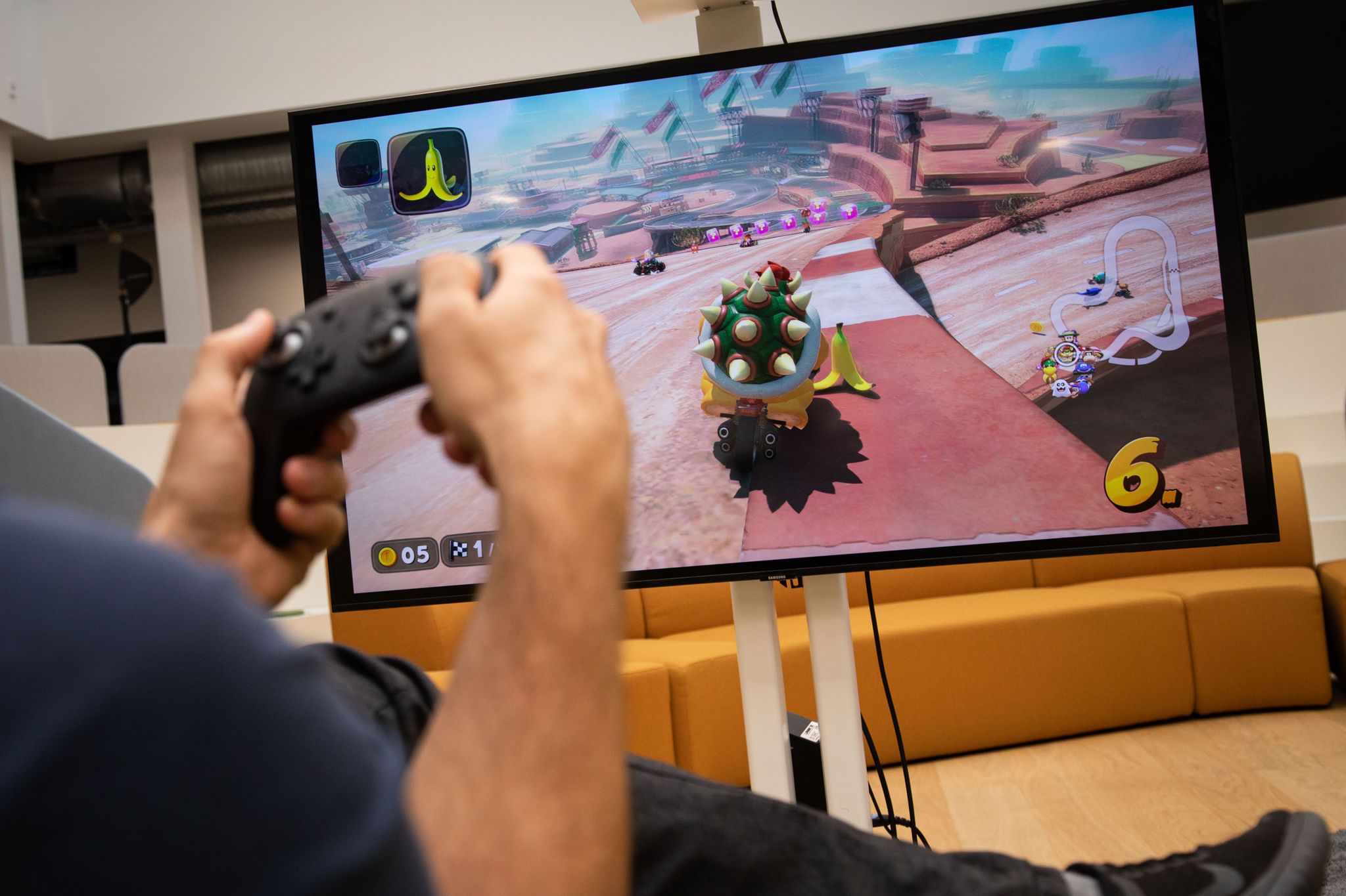 Gleich rutscht Bowser auf der Bananenschale aus. «Mario Kart World» bringt das bekannte und beliebte Rennspiel auf die neue Switch 2.