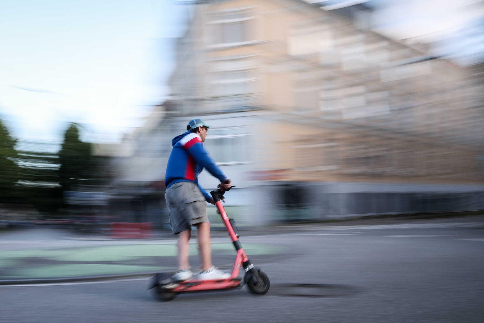 Gerade wenn man das Tempo von 20 km/h ausreizt, kann es bei einem Sturz mit dem E-Scooter zu schweren Unfällen kommen.
