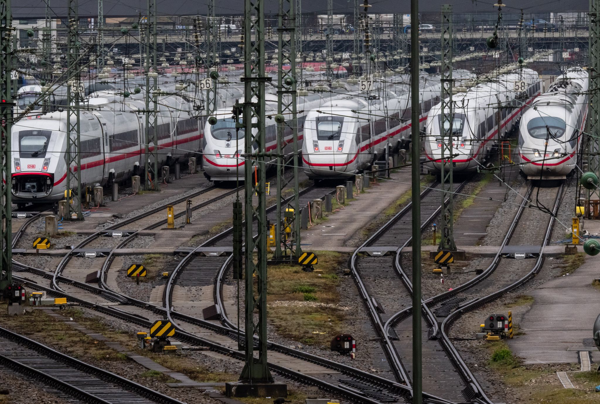 Die Deutsche Bahn plant, mehr als 40 hoch belastete Strecken im Schienennetz grundlegend zu sanieren.