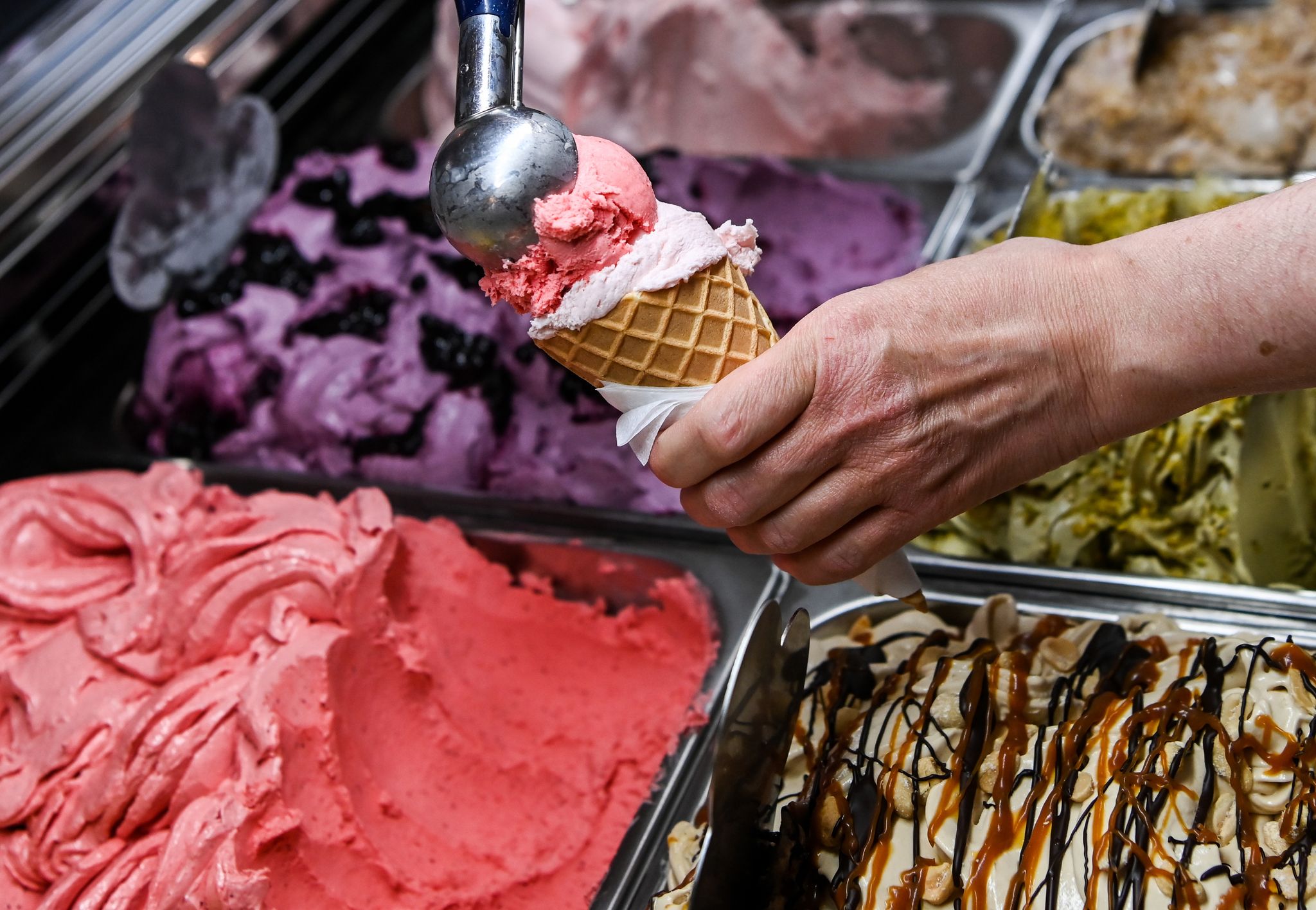 Laut Umfrage bestellen die meisten Verbraucher in Deutschland zwei bis drei Kugeln in der Eisdiele.