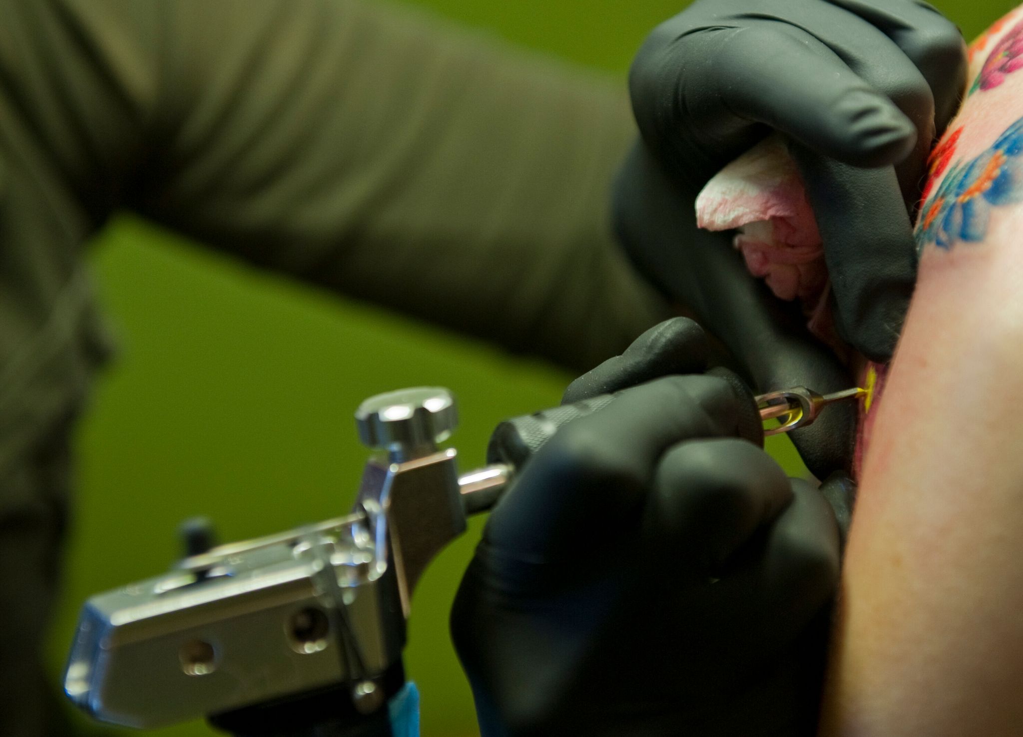 Entzündung nach Tattoo: Die Folge kann ein Ausfall ohne Lohnfortzahlung sein.
