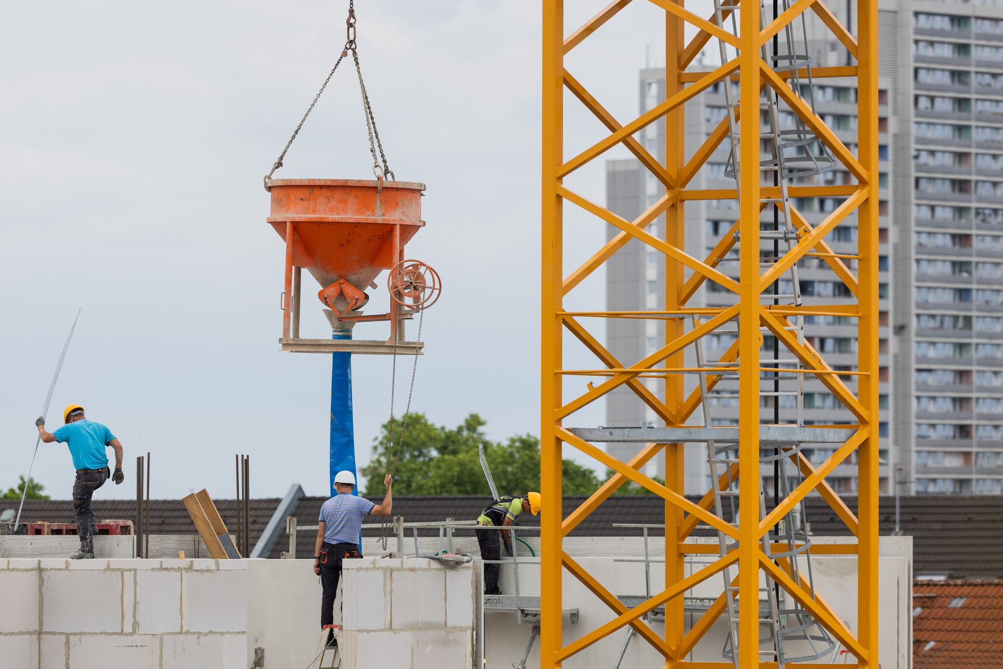 In Deutschland werden zu wenige neue Wohnungen gebaut. Hohe Kosten und strenge Auflagen erschweren den Ausbau, kritisiert die Wohnungswirtschaft. (Archivbild)