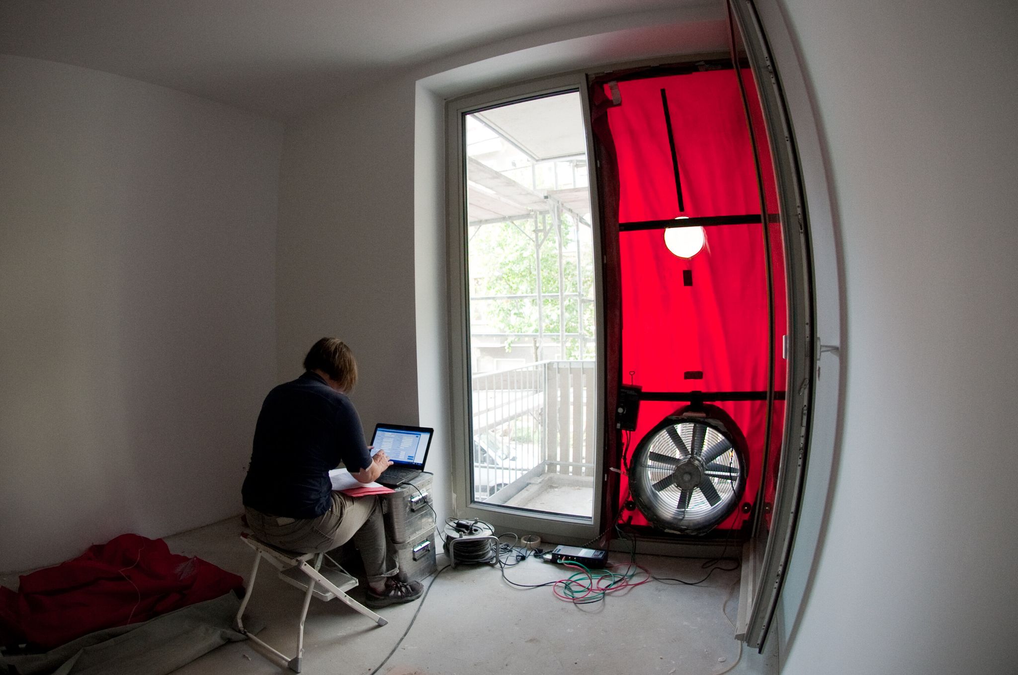 Beim Blower-Door-Test wird die Luftdichtheit eines Gebäudes gemessen, um festzustellen in welchem Umfang und wo ein Haus Energielecks aufweist.