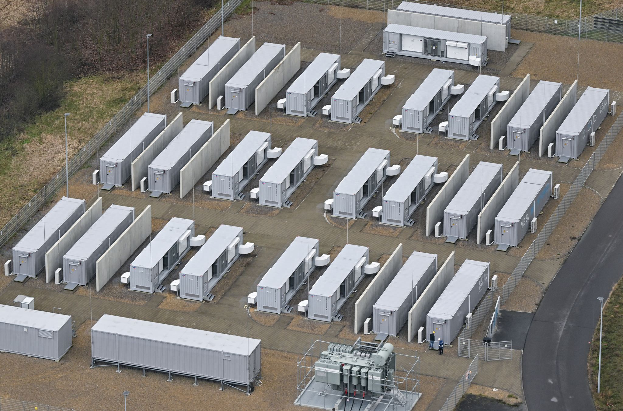 Ein Batteriepark in der Lausitz. Ein im nordrhein-westfälischen Waltrop geplanter Batteriepark soll bis 2028 ebenfalls in Containerbauweise errichtet werden. (Symbolbild)