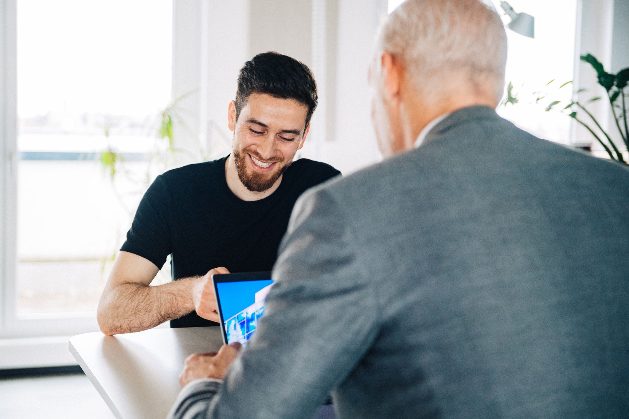 Ein Job-Interview ist keine Einbahnstraße: Auch Bewerber prüfen, ob die Stelle und das Unternehmen zu ihnen passen.