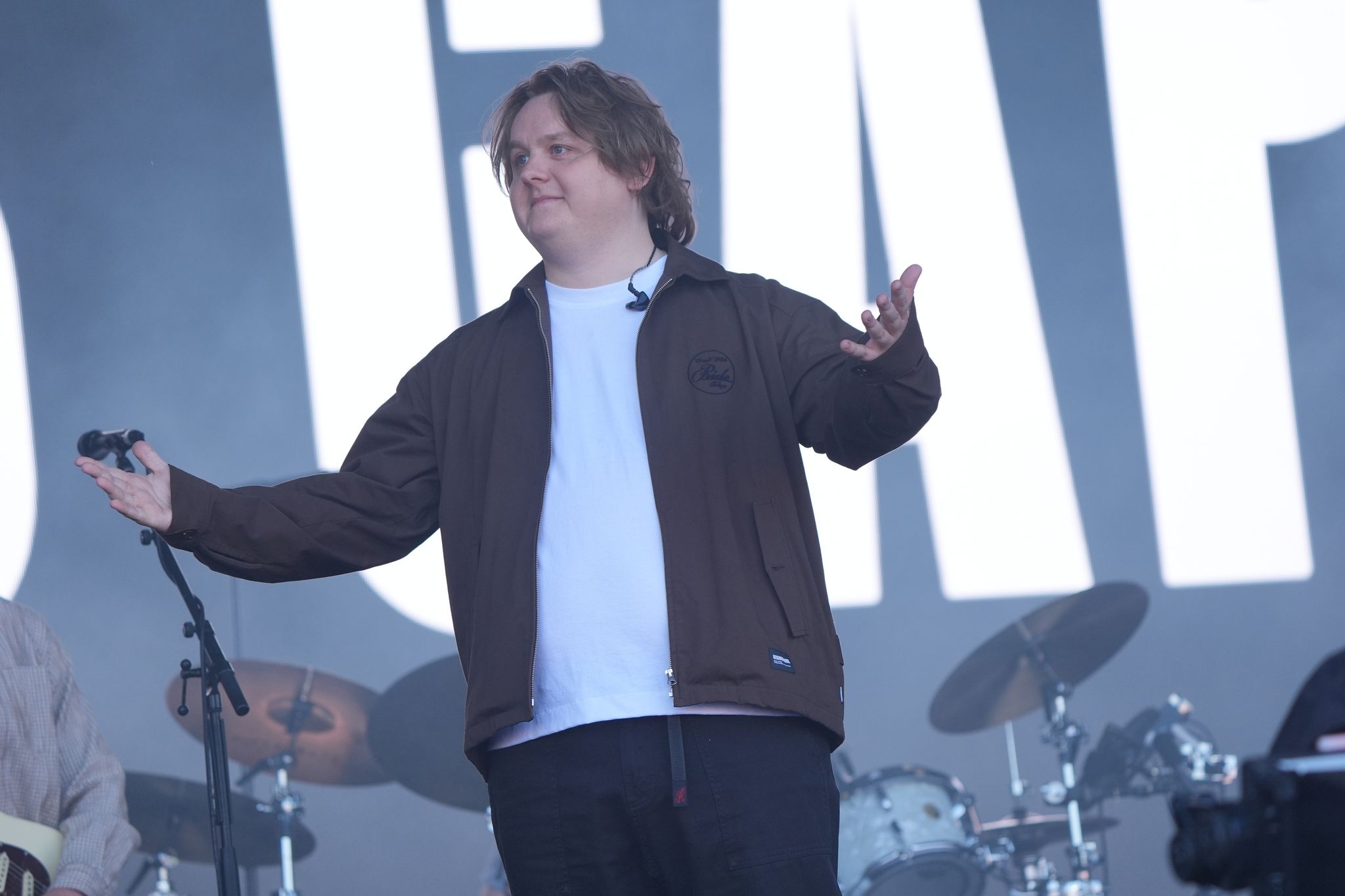 Lewis Capaldi bei seinem Auftritt auf der Pyramid-Stage während des Glastonbury-Festivals in Worthy Farm in Pilton (Somerset), England.