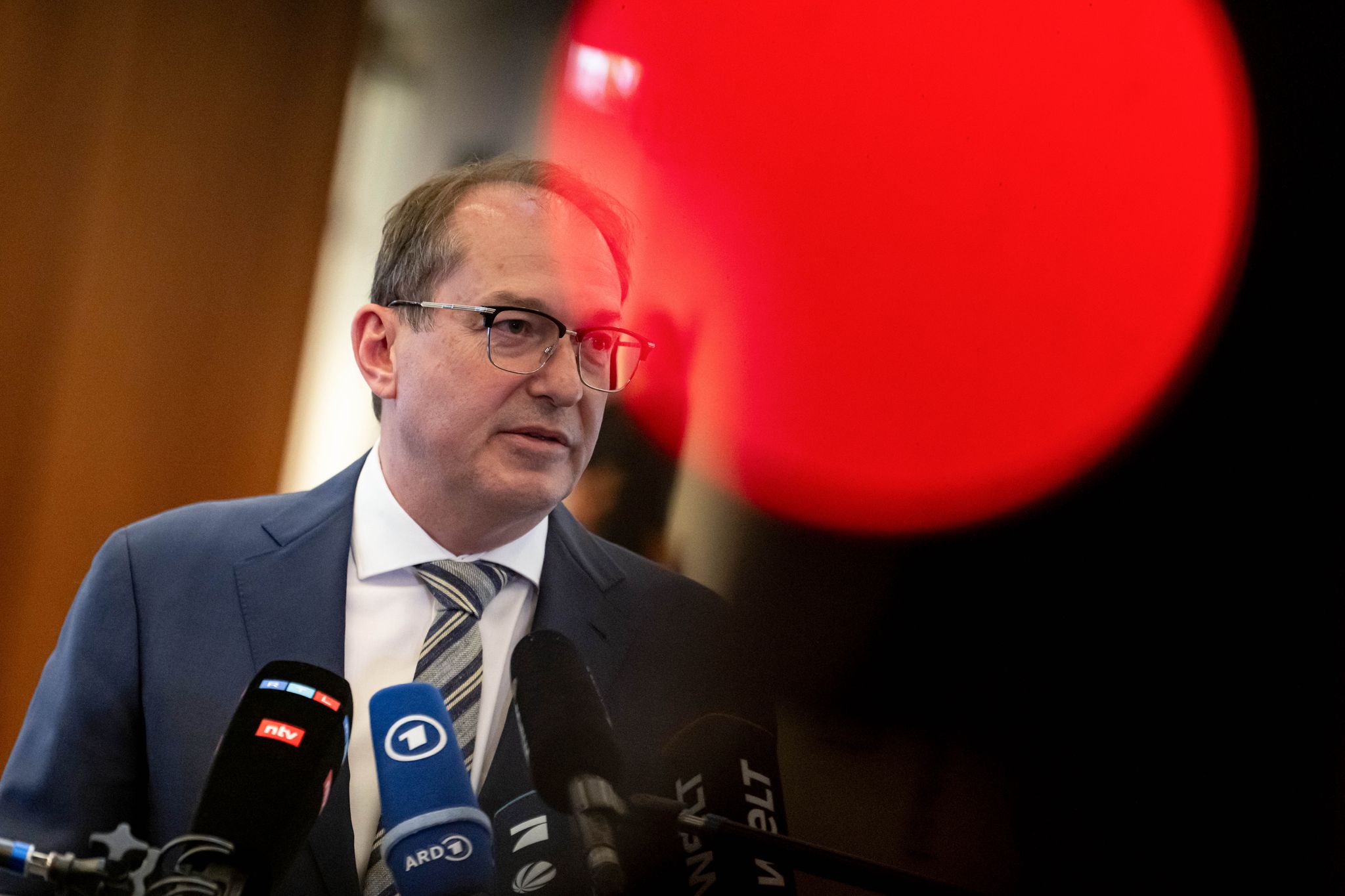 Bleibt bei seinen Bedenken gegen einen AfD-Verbotsantrag: Alexander Dobrindt. (Archivbild)
