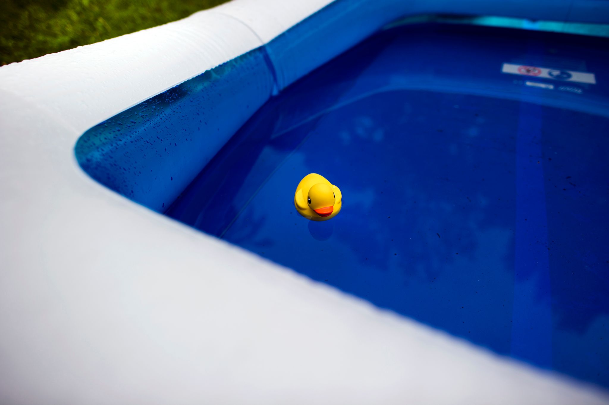 Eigener Garten, eigene Regeln? Hausbesitzer dürfen Planschbecken oder Pools meist ohne Genehmigung aufstellen.