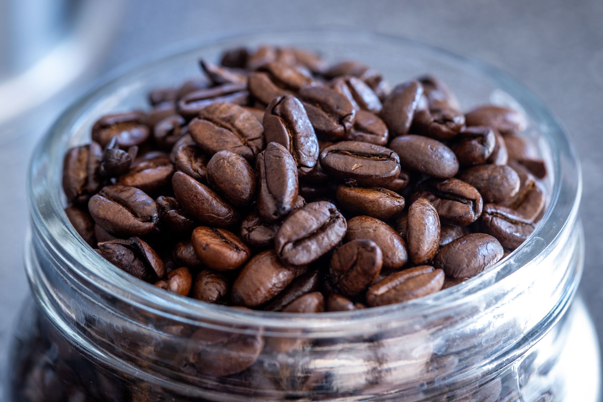 Für volles Aroma: Kaffeebohnen und -pulver sollte man gut vor Licht, Feuchtigkeit, Luft und Wärme schützen.